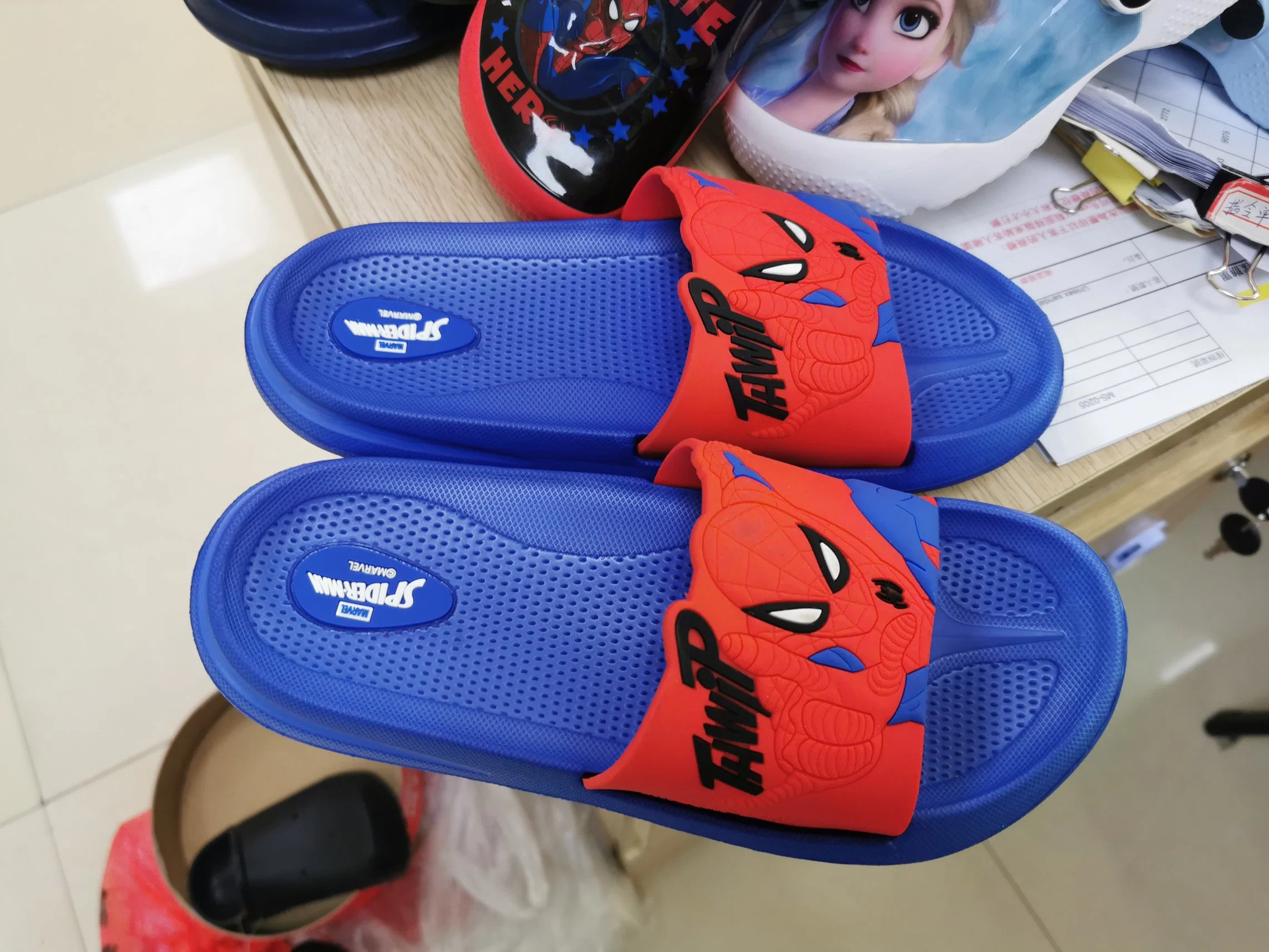 OEM PU Upper Slide Slipper for Kids Boys and Girls