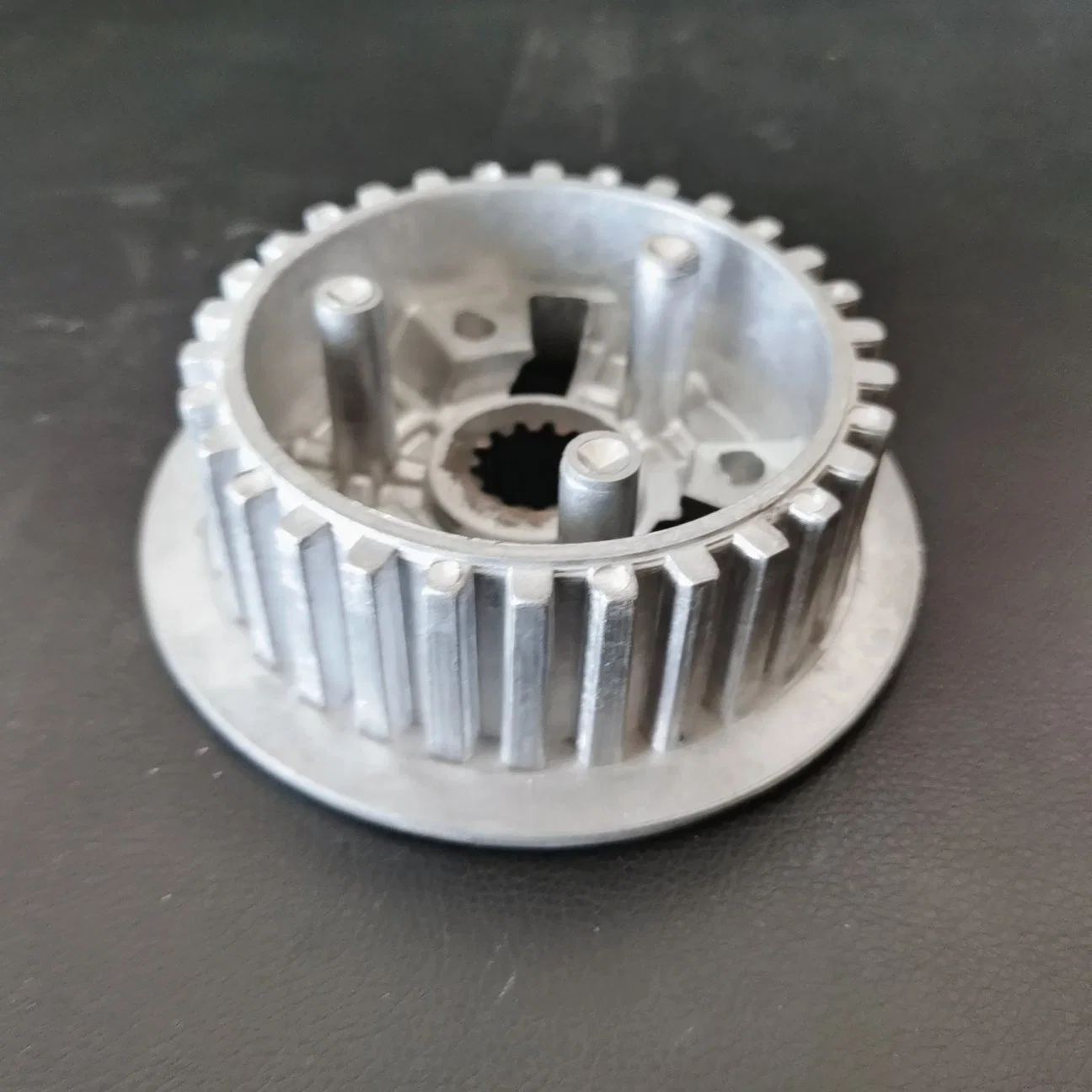 Aluminiumlegierung Hochdruck Druckguss mit Präzisions-CNC-Bearbeitung Für Motorradrenkupplung