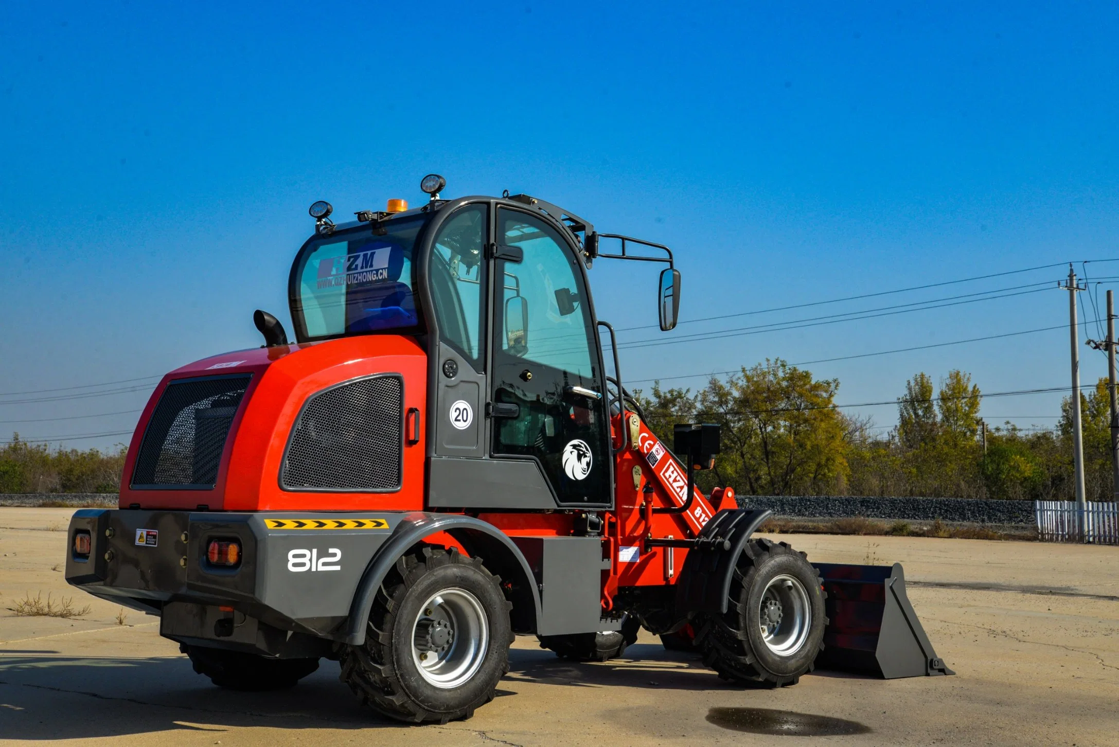 China Supplier Hzm Compact/Articulated/Multifunctional with CE/Euro 5 Engine Bucket/Fork/Attachments/Cab/Rops/Roll Bar 812 Mini Loader for Sales/Garden