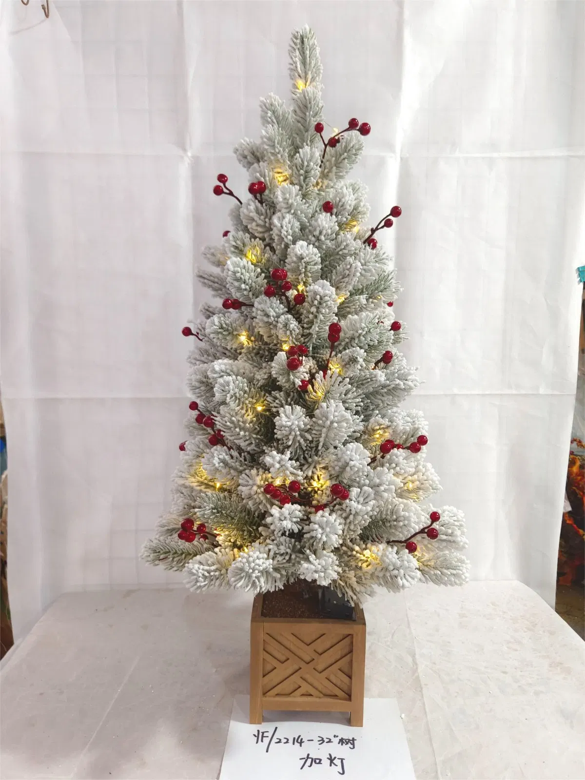 Usine OEM personnalisés Arbre de Noël Mini LED Pre-Lit arbre artificiel floqué porche avec Pin artificiel éclairé Pinecones Arbre de Noël fabricant en Chine