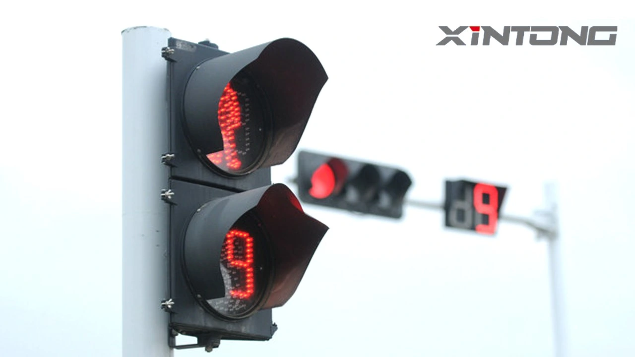 Vehicle Xintong by Carton 200mm Solar LED Traffic Signal Light