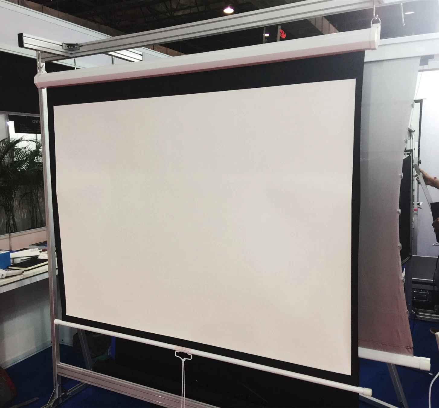 84" Wall-Mounted Manual Projection Screen with Matte White Fabric No Curling and Stripes