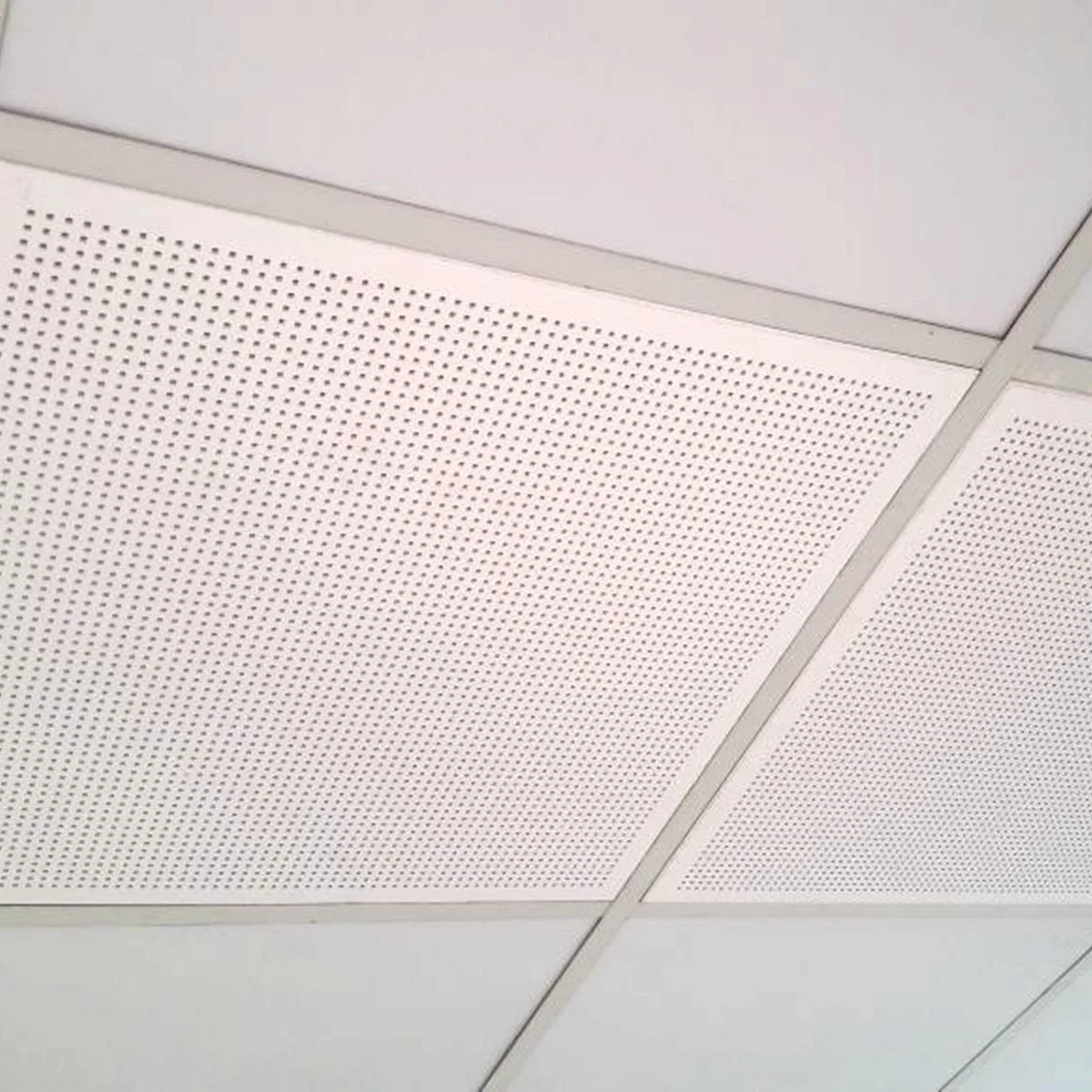 Paneles acústicos de techo de yeso perforados que absorben el sonido