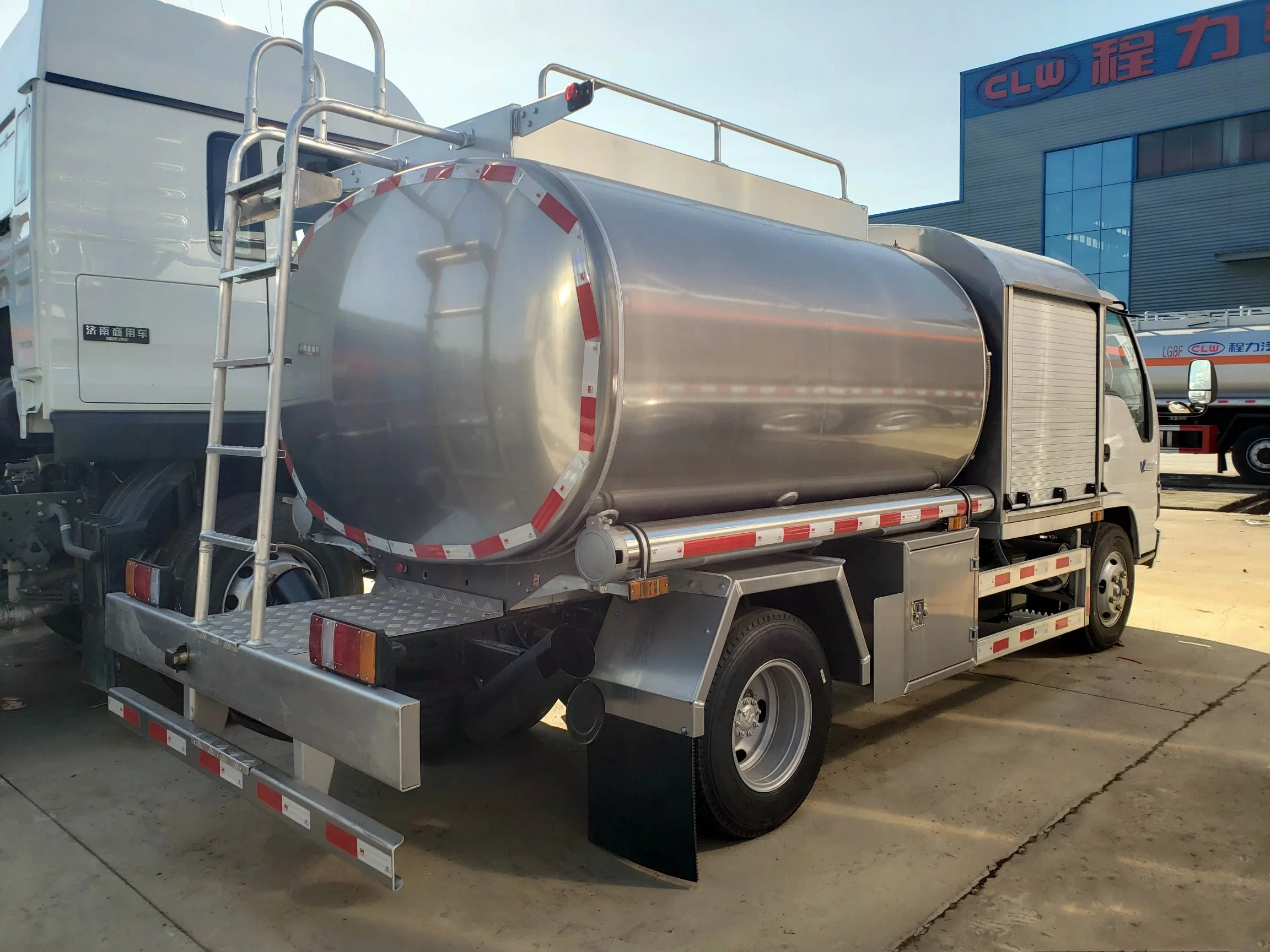 Japanese Brand Isuzu 5000litres Fuel Oil Tank Truck with Dispenser