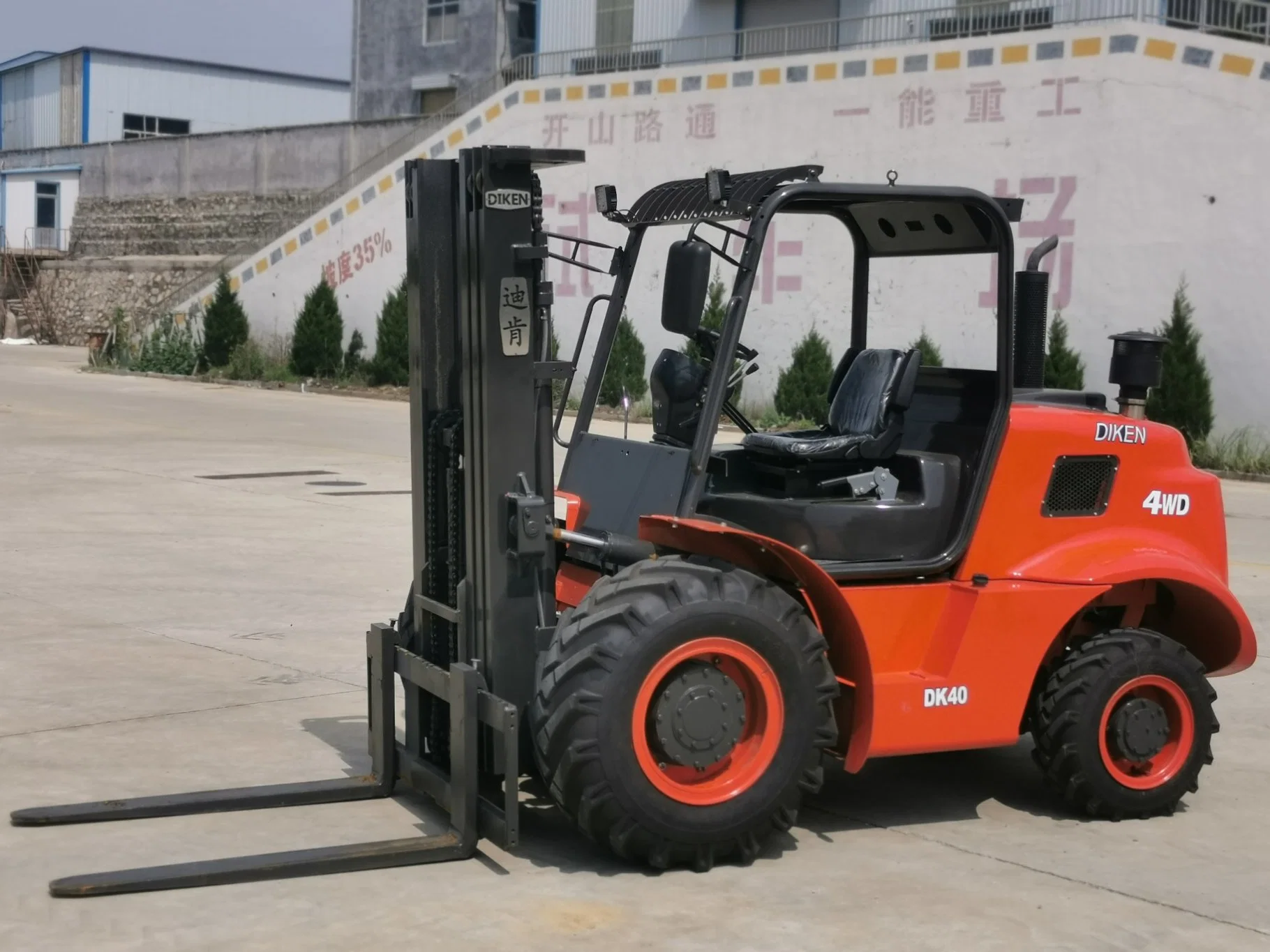 4ton 4WD 4X4 Rough Terrain Hydraulic Forklift with Closed Cabin