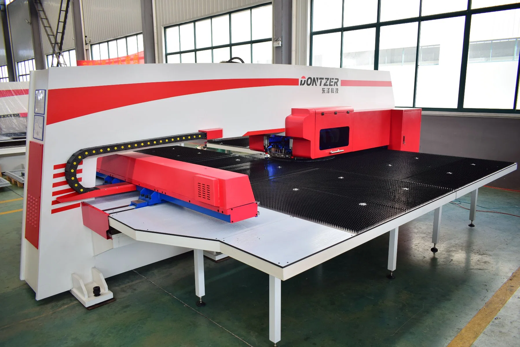 Hydraulic Stamping Power Press Metal Sheet Tube and Plate Machine with Japan Electrical Components Cutting Punching Steel for Shelf and Cabinet