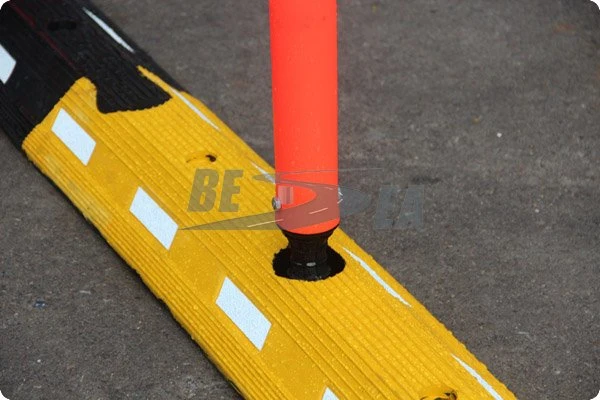 con el sistema de separador de carril de goma flexible para la seguridad vial