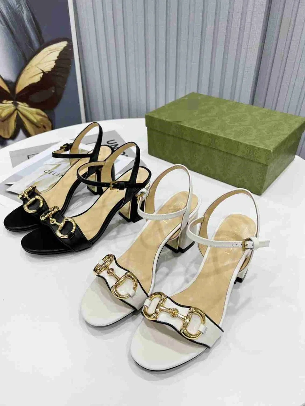 Novas réplicas de luxo estilo simples e elegante High Heeled para mulher Sapatilhas Beleza Exterior sandálias