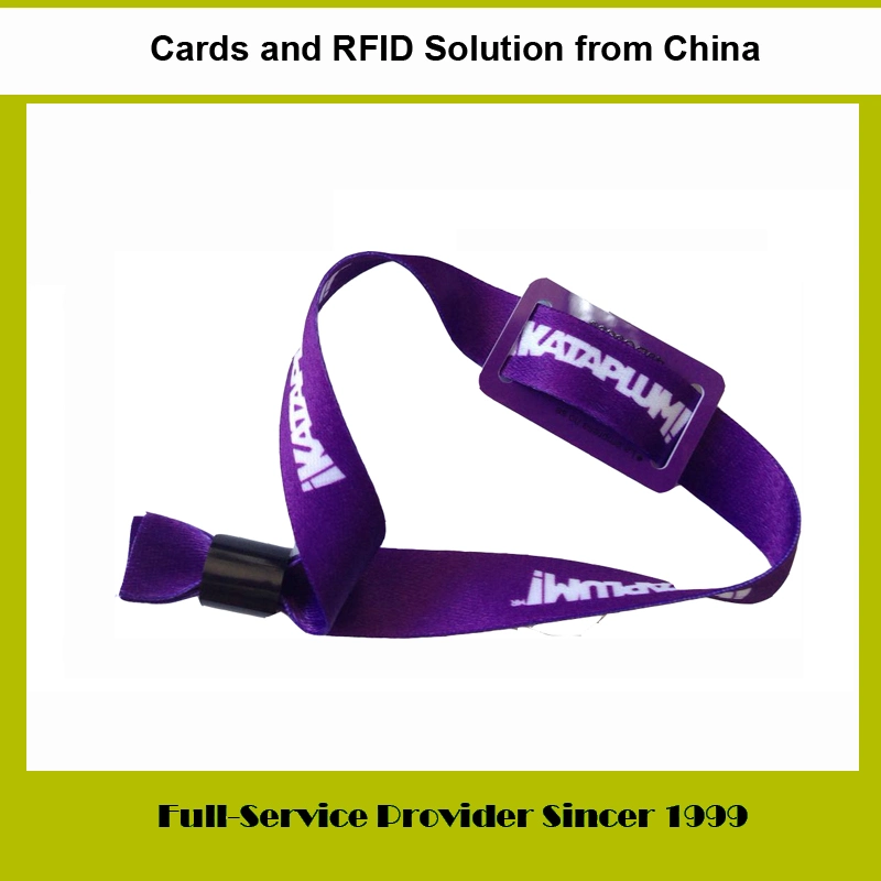 Bracelet tissé en nylon/polyester avec mini carte en plastique PVC et étiquette RFID/NFC utilisé pour le système de contrôle d'accès.