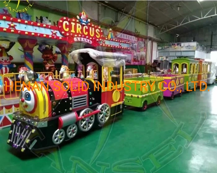 Parc d'attractions pour enfants, balade en petit train sans voie dans un jardin public.