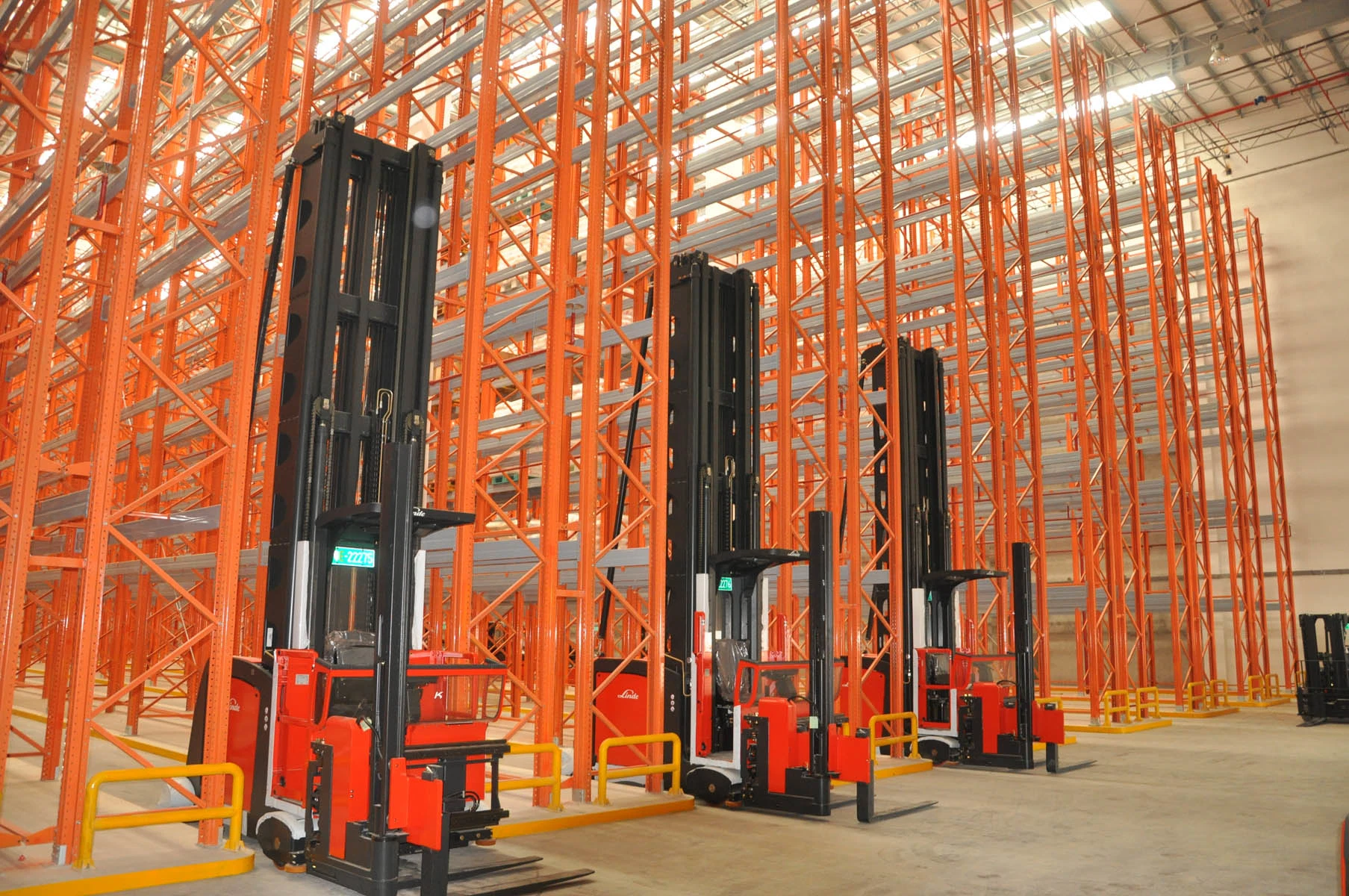 Very Narrow Aisle Storage Rack with Steel/Wooden/Plastic Pallet for Industrial Warehouse.