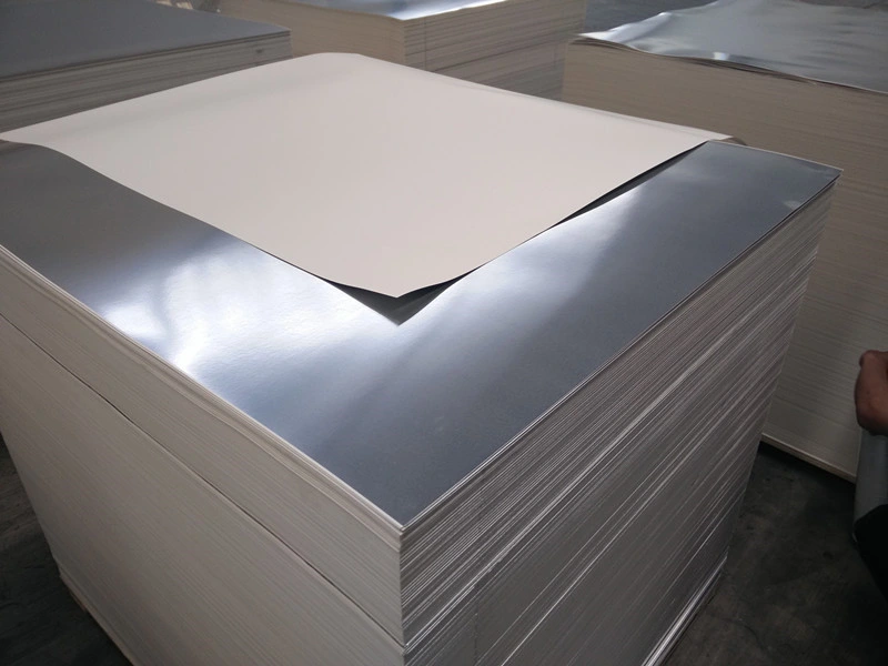 Argent aluminium feuille de carton blanc est utilisé pour faire le gâteau Plateaux