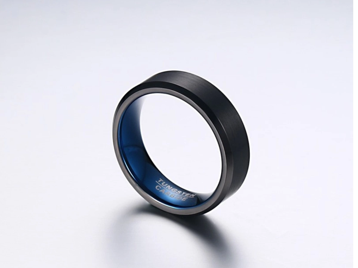 Europäischer und amerikanischer populärer Schmuck Großhandel Männer′ S Ring 6mm Innenring Blau-überzogener Außenring beschichtet mit Wolfram Steel Ring