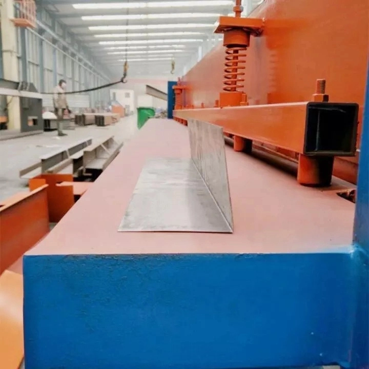 Hergestellt in Italien Hochwertige professionelle 4-6m CNC-Plattenrolle Blechbiegemaschine