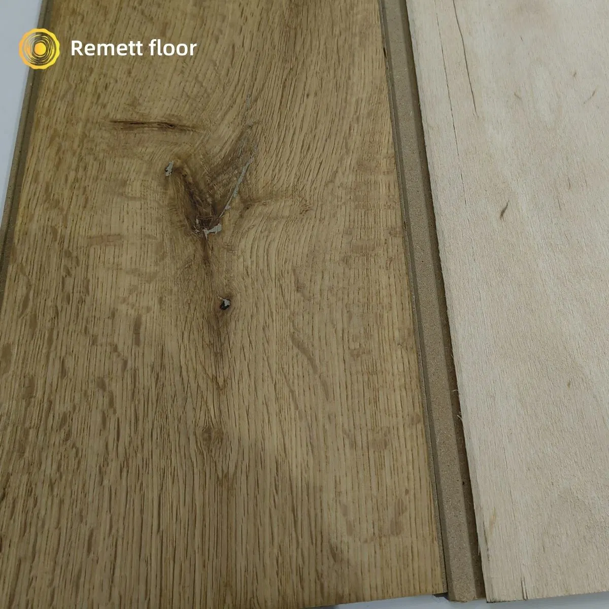 Parquet en chêne naturel d'une épaisseur de 10 mm. Revêtement de sol en chêne européen lisse. Fabrication chinoise.