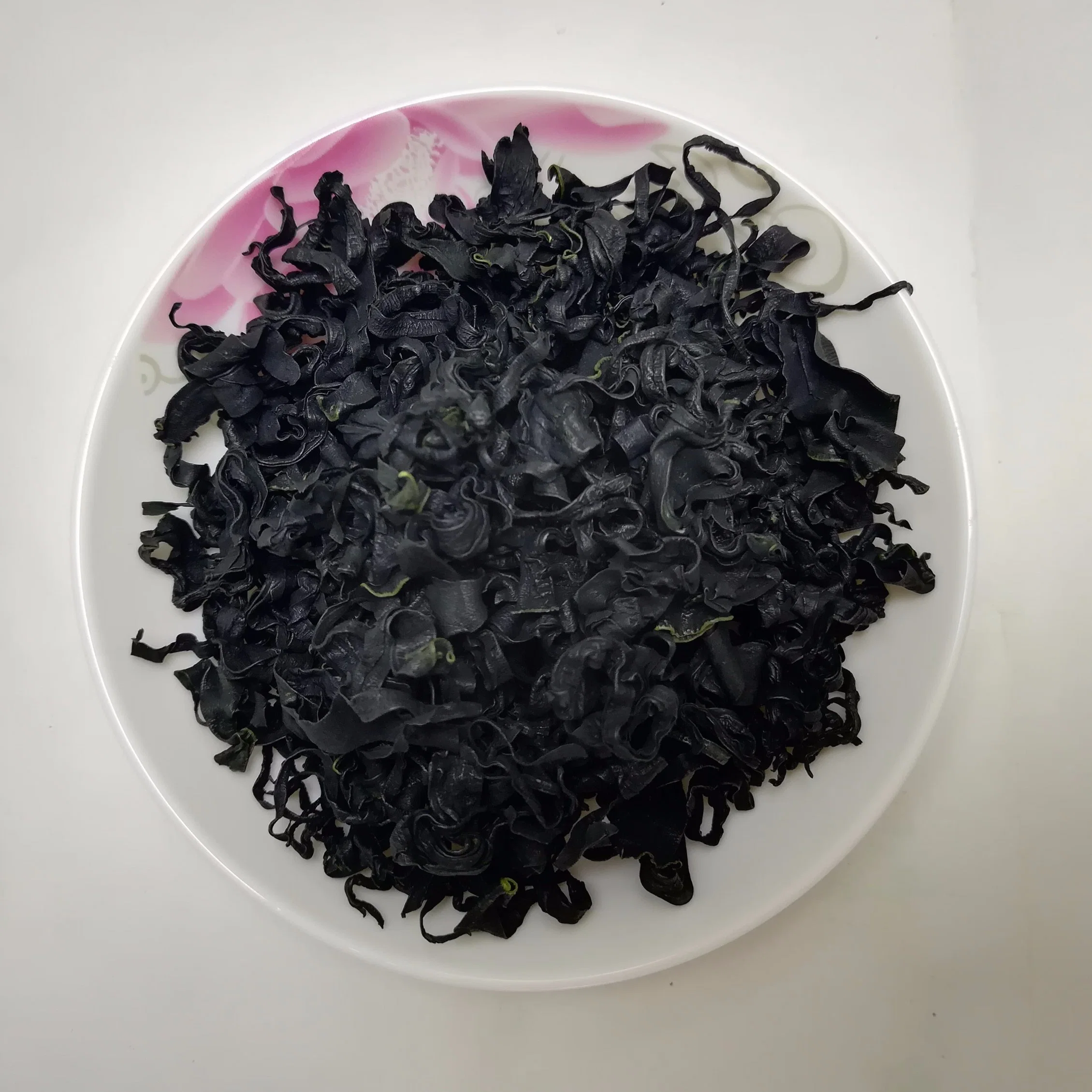 Las hojas secas de Wakame salado con diferentes tamaños