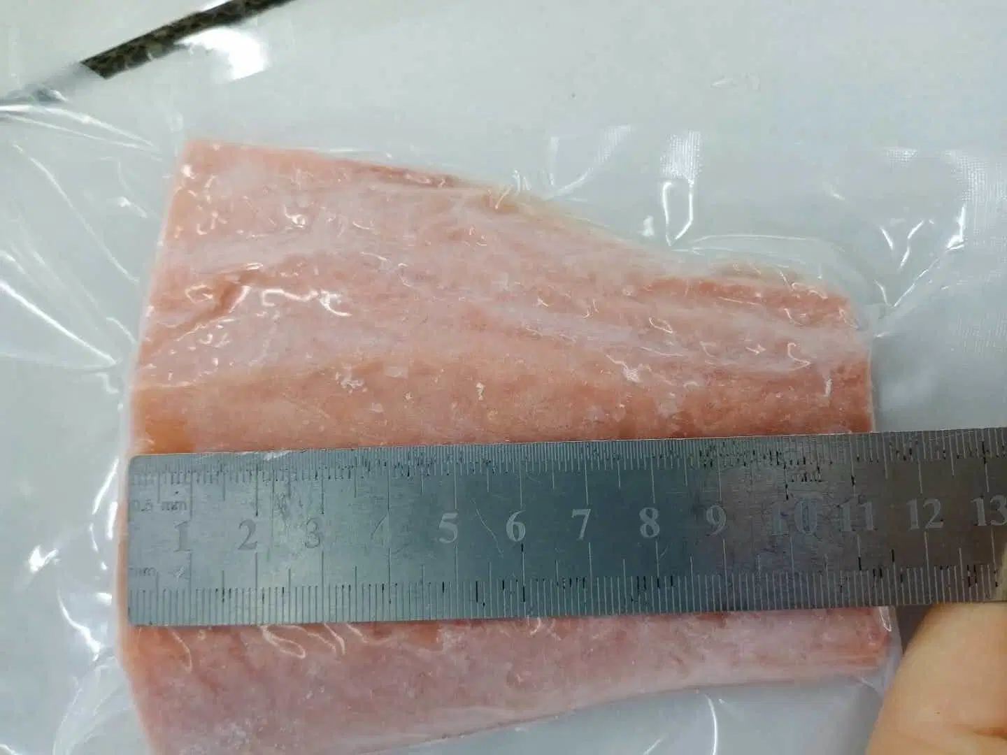 Porción de salmón coho congelado, piel encendida