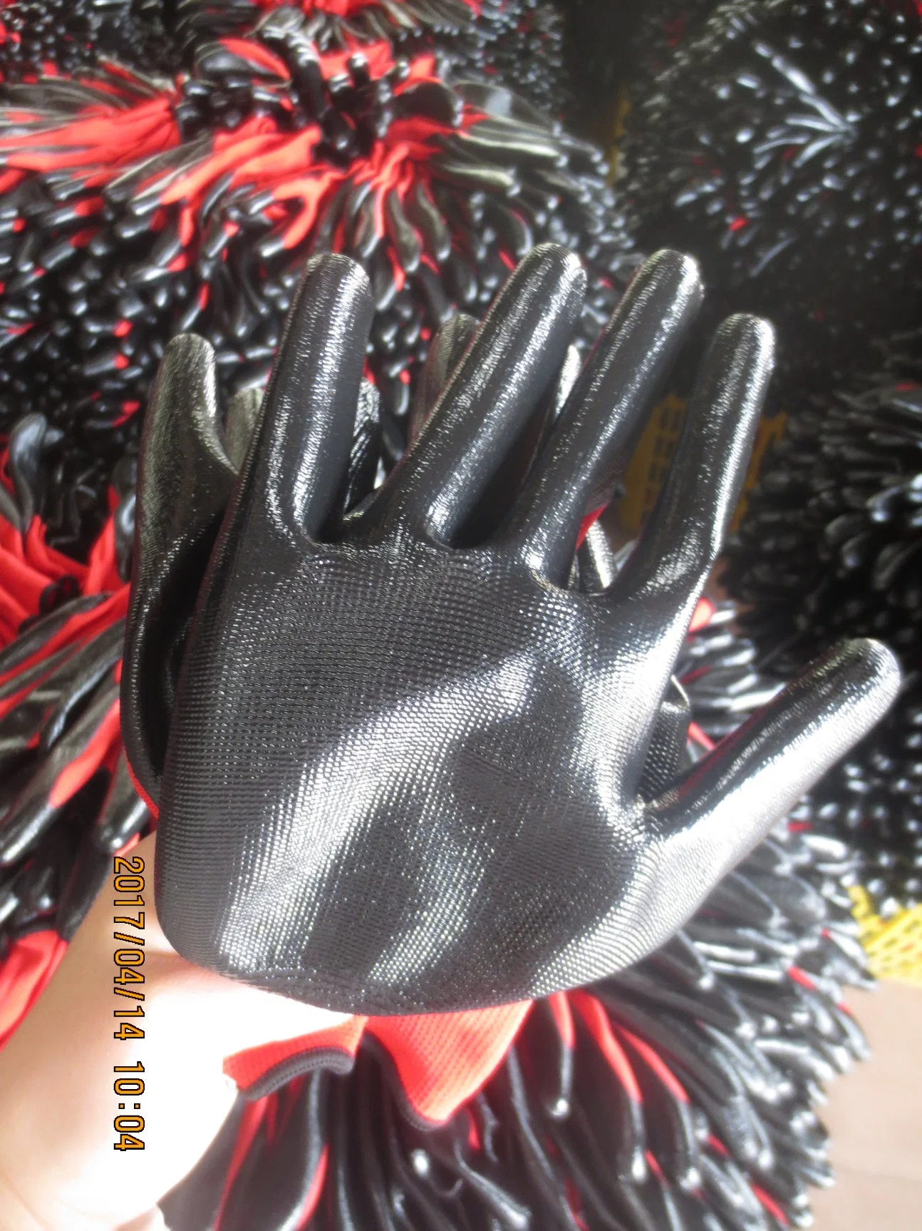 Doublure sans couture en polyester rouge de calibre 13 paume en nitrile noire Revêtement sécurité de travail gants de protection Laobr finition lisse EN388