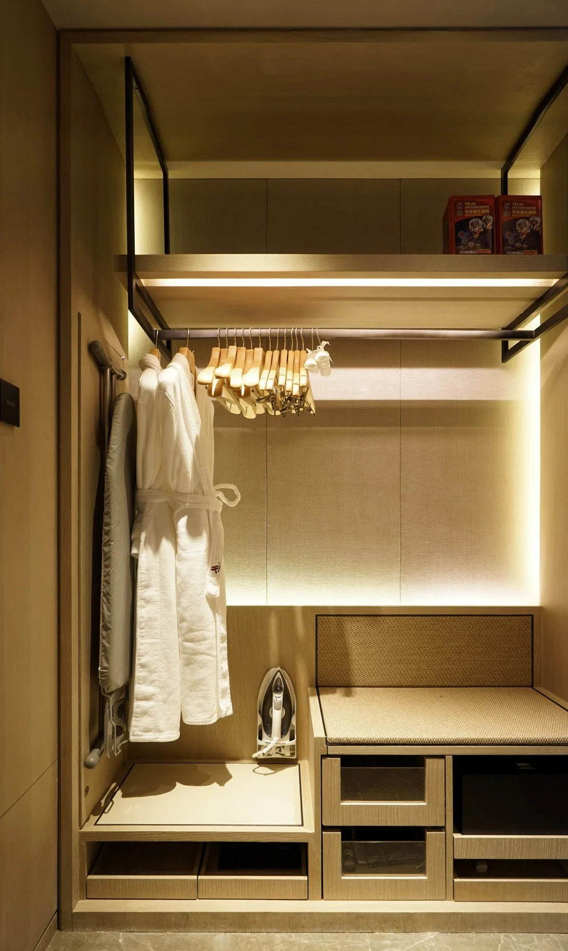 Made in China Hotel Modular Wardrobe with Oak Wood Venner