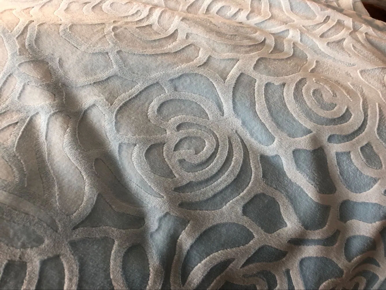 Manufacturer Wholesale/Supplier New Style Feather Stamping Hot Silver Long Pile Jacquard PV Fleece Fabric for Cushion Pillow