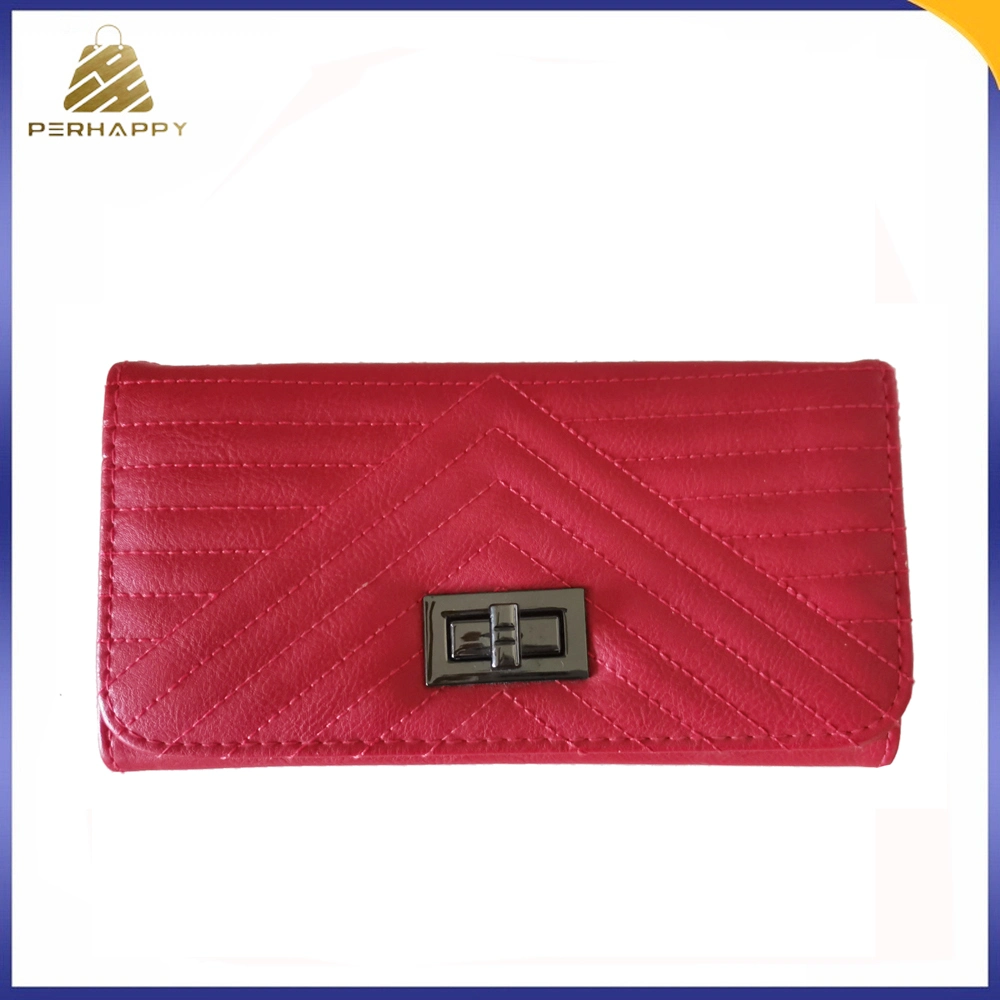 Popular cartera acolchada de color rojo con cierre metálico