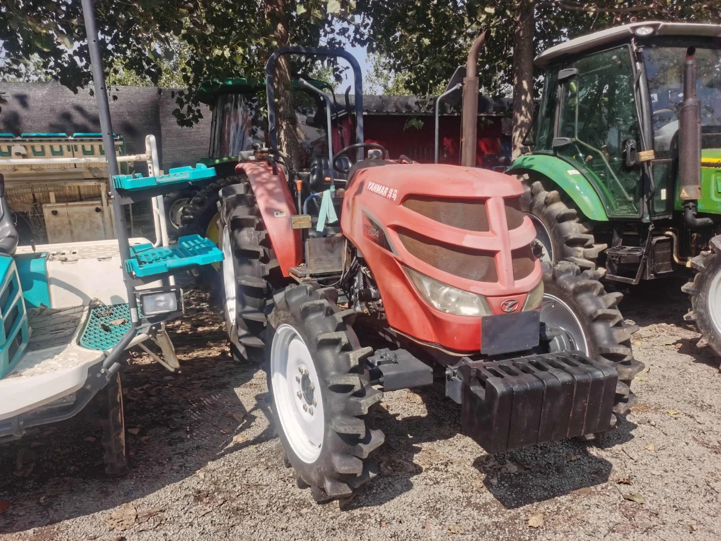 Granja utiliza maquinaria agrícola Tractor Yanmar704