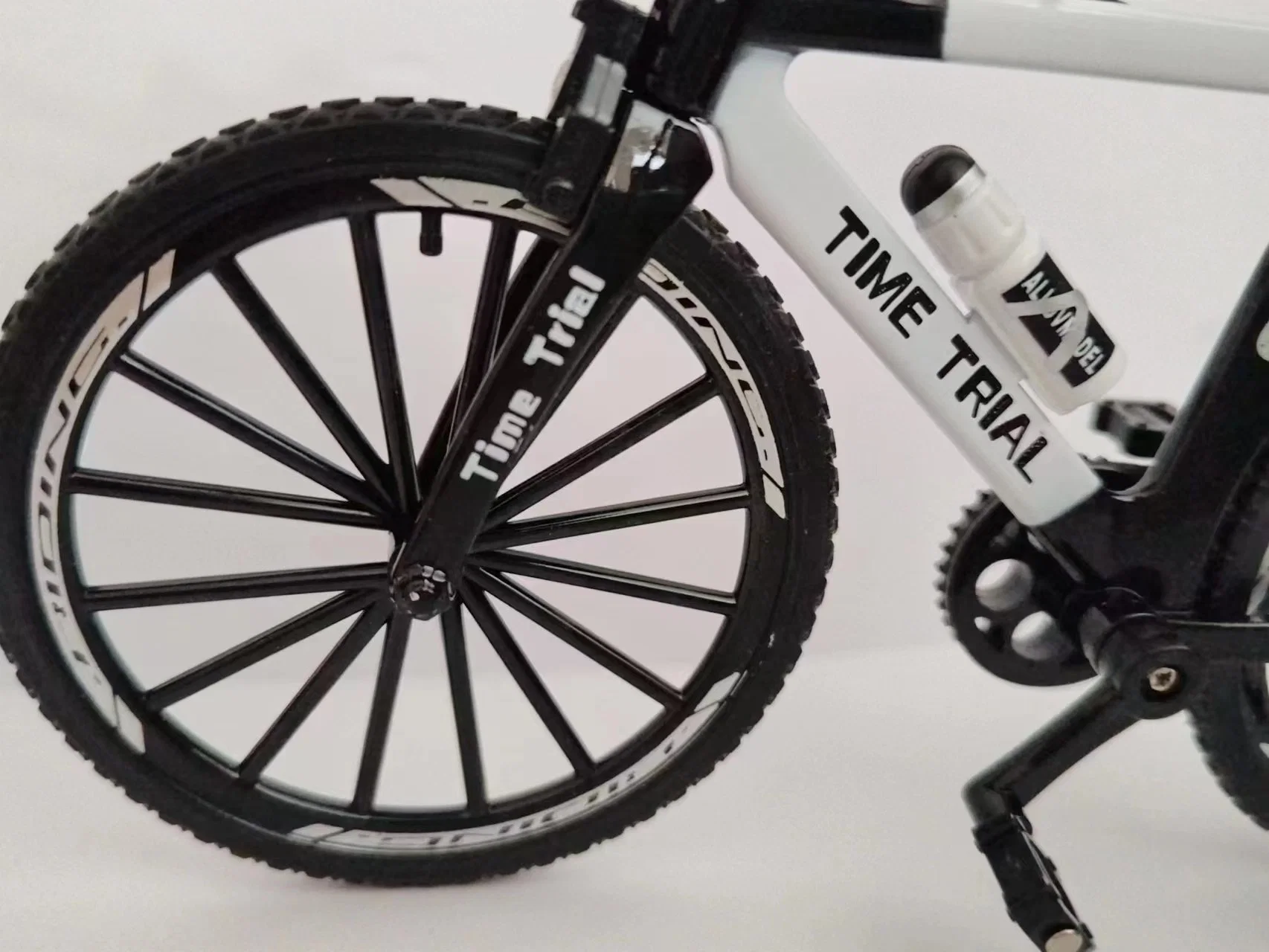 New Arrivalwhite Bicycle Model Can Move Toy for Children