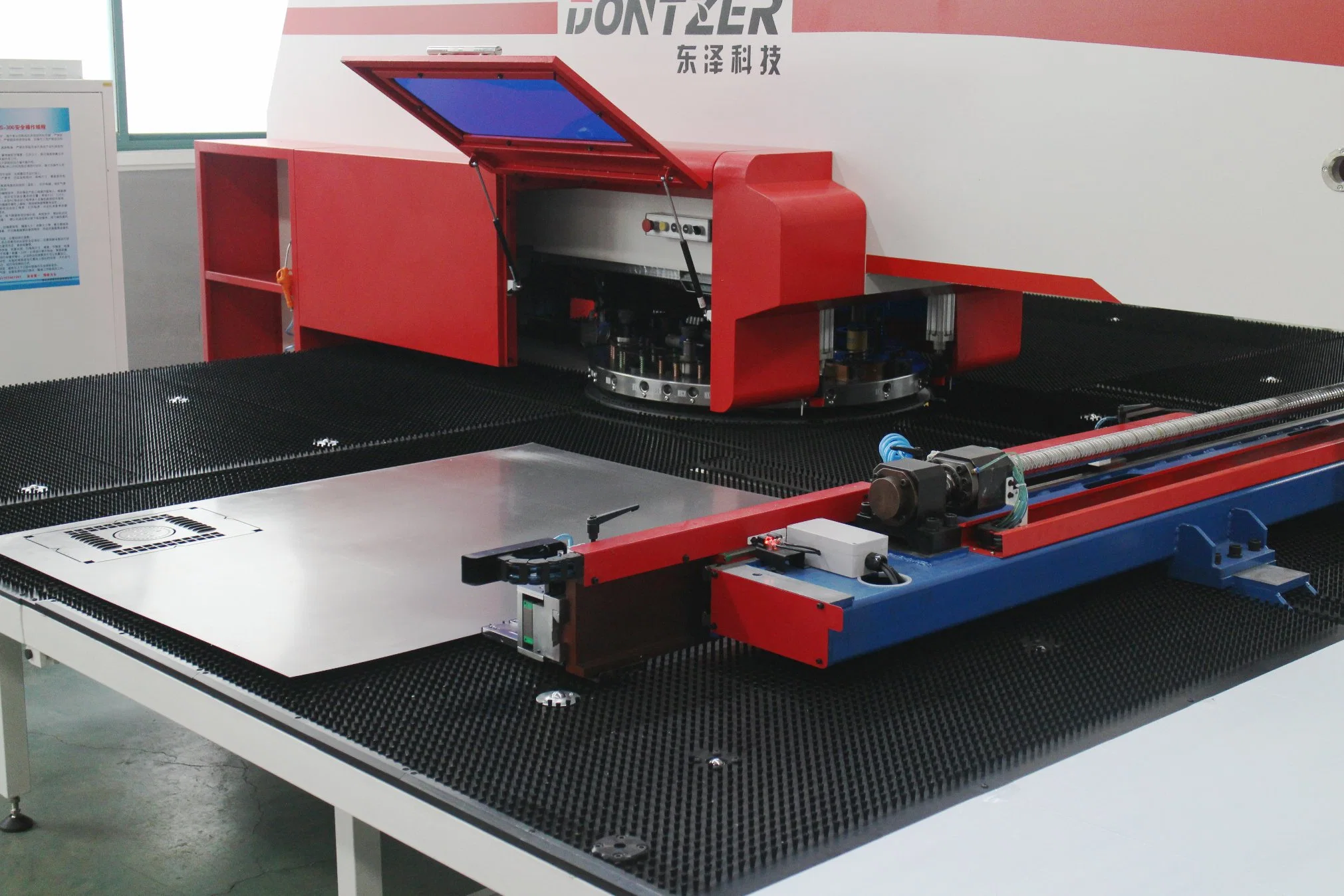 La formación de equipos de metal de la industria de procesamiento por lotes Computer Control CNC Corte estampado de perforación de torreta Servo CNC Máquina de prensa