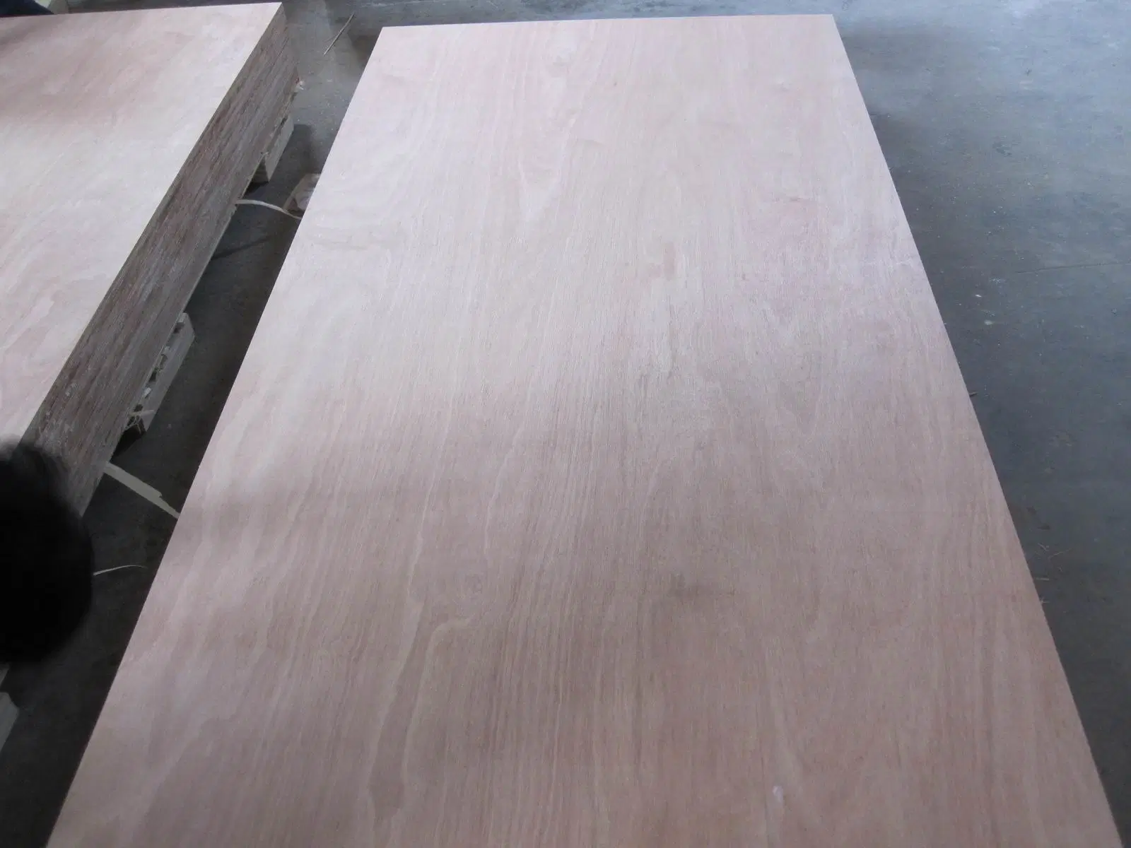 Factory-Okoume/Pencil Cedar Commercial Plywood in 2.7mm-6mm