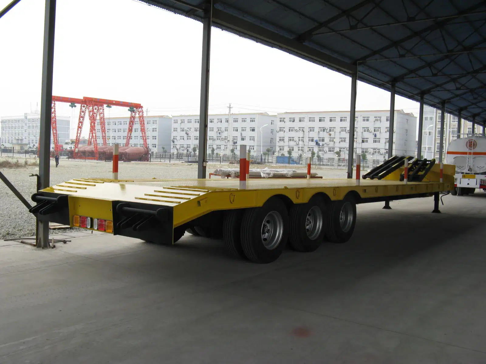 3 Axle Lowbed 80t Ton Front Loading 40FT 13m 16m Container Lowbed 70 Tons 4 Axles Low Bed Lowboy Semi Trailer