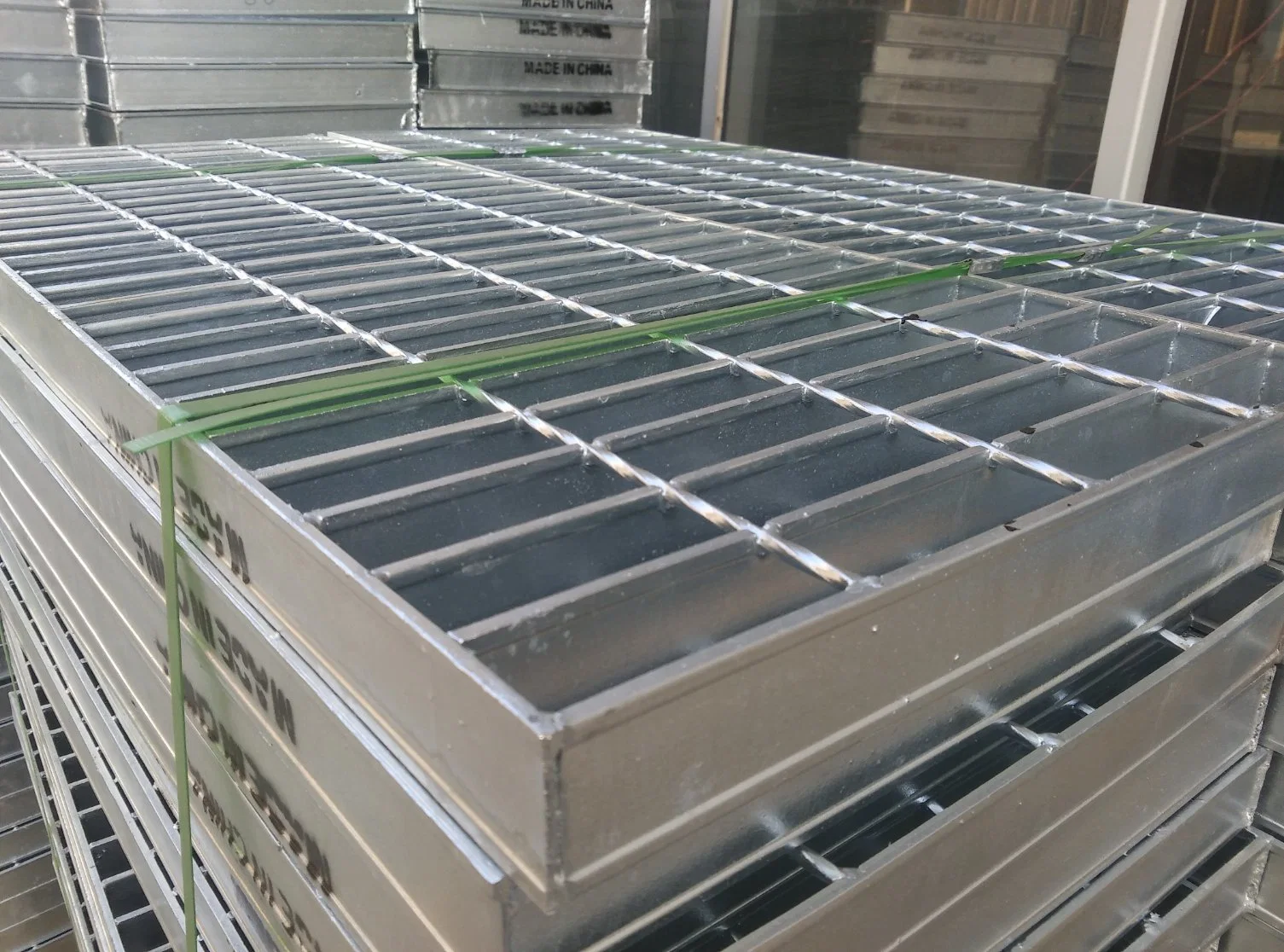 Welded Steel Grating Rain Water Drainage Flooring Mesh Manufacturer Galvanized Serrated Plate Drainage Grate