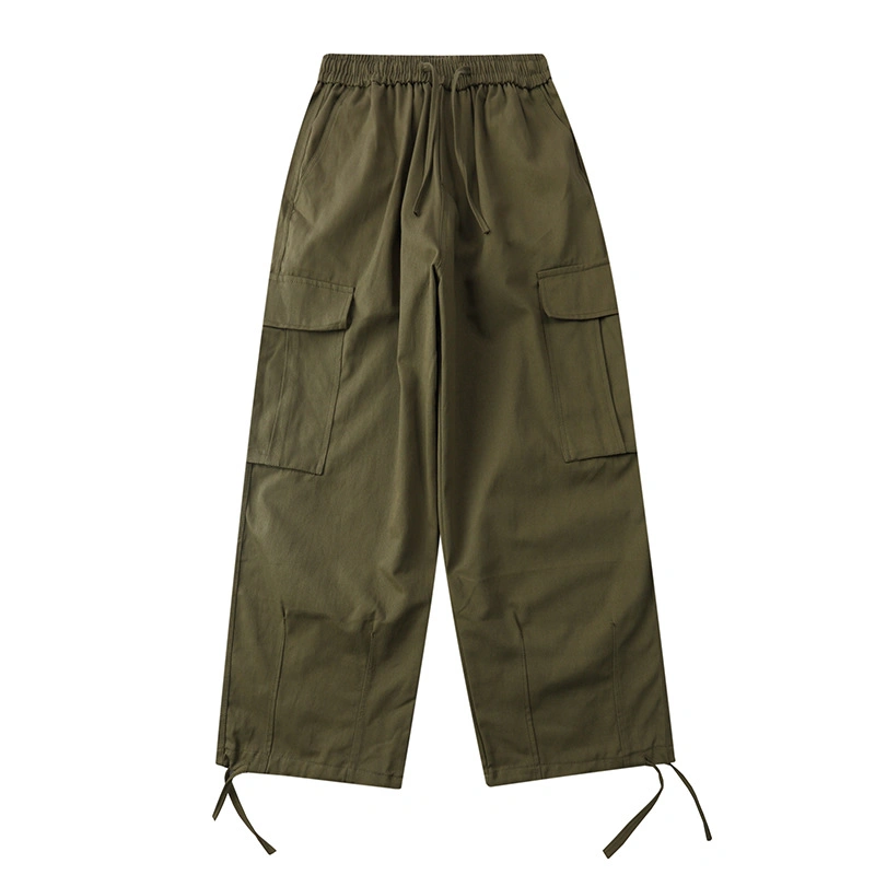 Pantalon cargo vert ample à grandes poches.