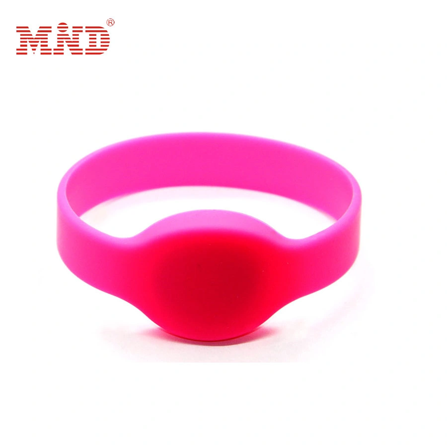 Logo personnalisé bracelets en silicone plastique Smart Read Write RFID NFC Bracelets en silicone pour le réglage de la forme physique des sports de festival