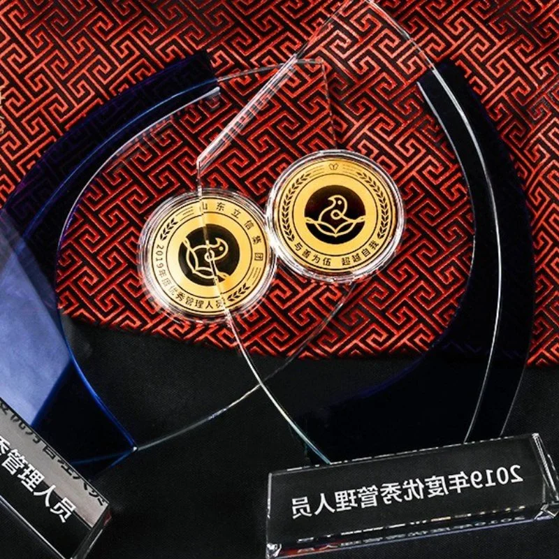 China Factory Custom Großhandel Unternehmen Handelskammer Aktivitäten Gedenkstätte Preisgeschenk 999 Pure Silver Gold Münze Montiert Crystal Trophy