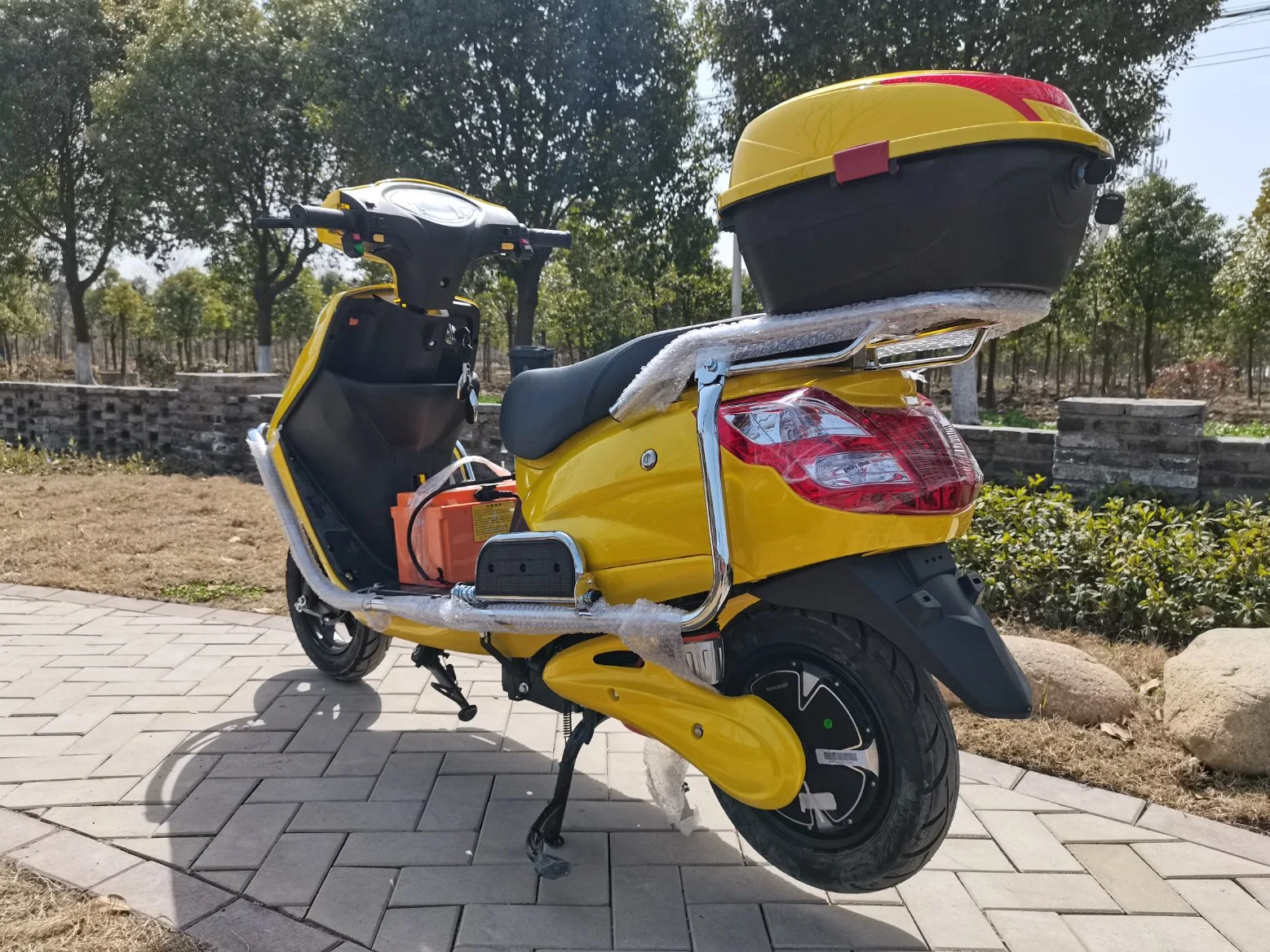 Fashion Electric Vehicle with Good Appearance and Good Quality Electric Motorcycle/Scooter High Safety Performance