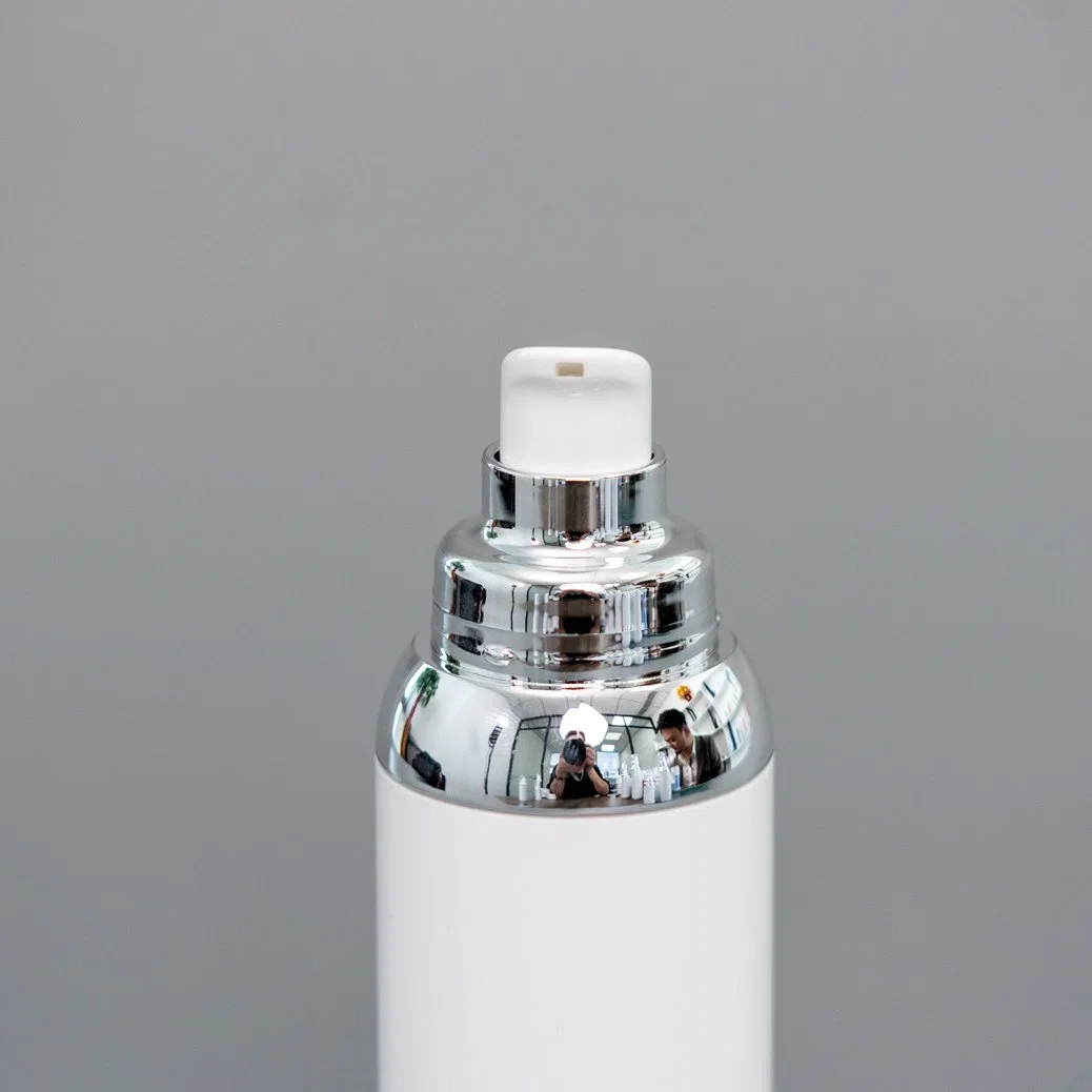 China New Product Silver Color PETG Plastic Bottle 15ml White Shiny Container 30ml Round Bottom Airless Cream Bottle Liquid Dispenser Treatment Pump Head