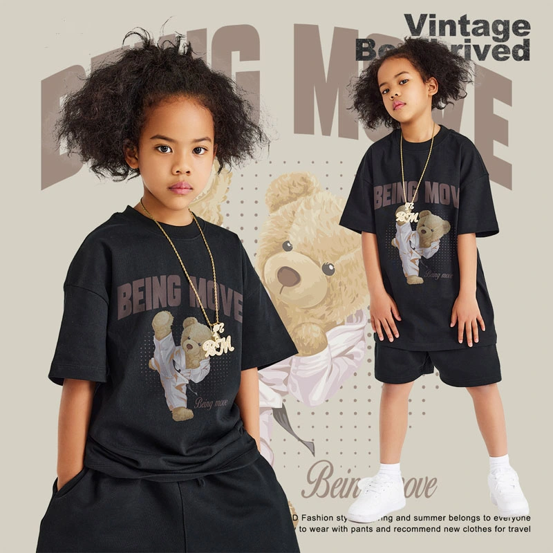 2023 Frühjahr und Sommer 305g Heavy Kung Fu Bear Print Kurzarm-T-Shirt aus reiner Baumwolle mit Rundhalsausschnitt für Kinder′ S (CFTZ-009)