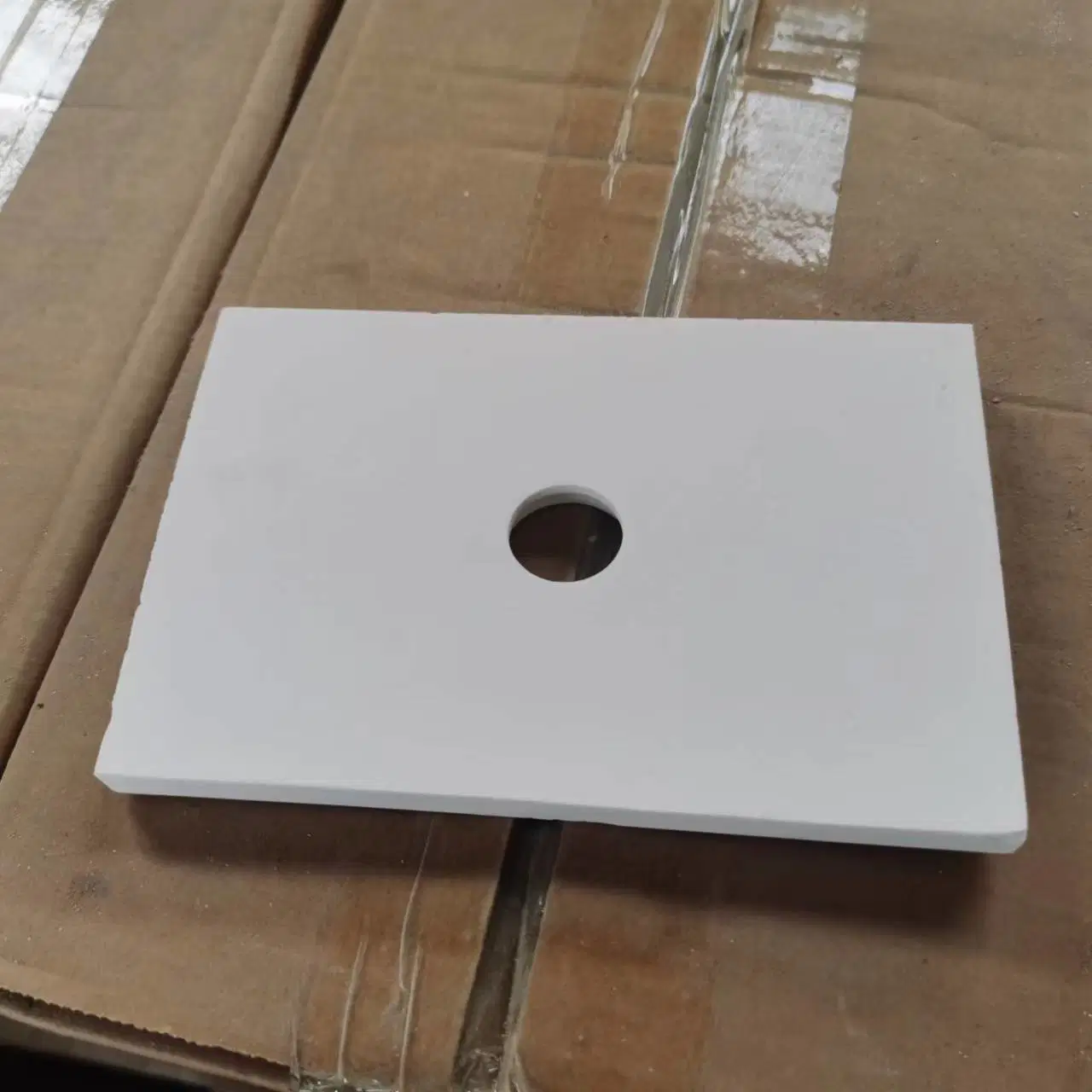 Large Supply of 100*100*10 Hole Alumina Ceramic Plate Bolt Hole Ceramic Plate Large Supply of 100*100*10 Hole Alumina Ceramic Plate Bolt Hosupport Customization