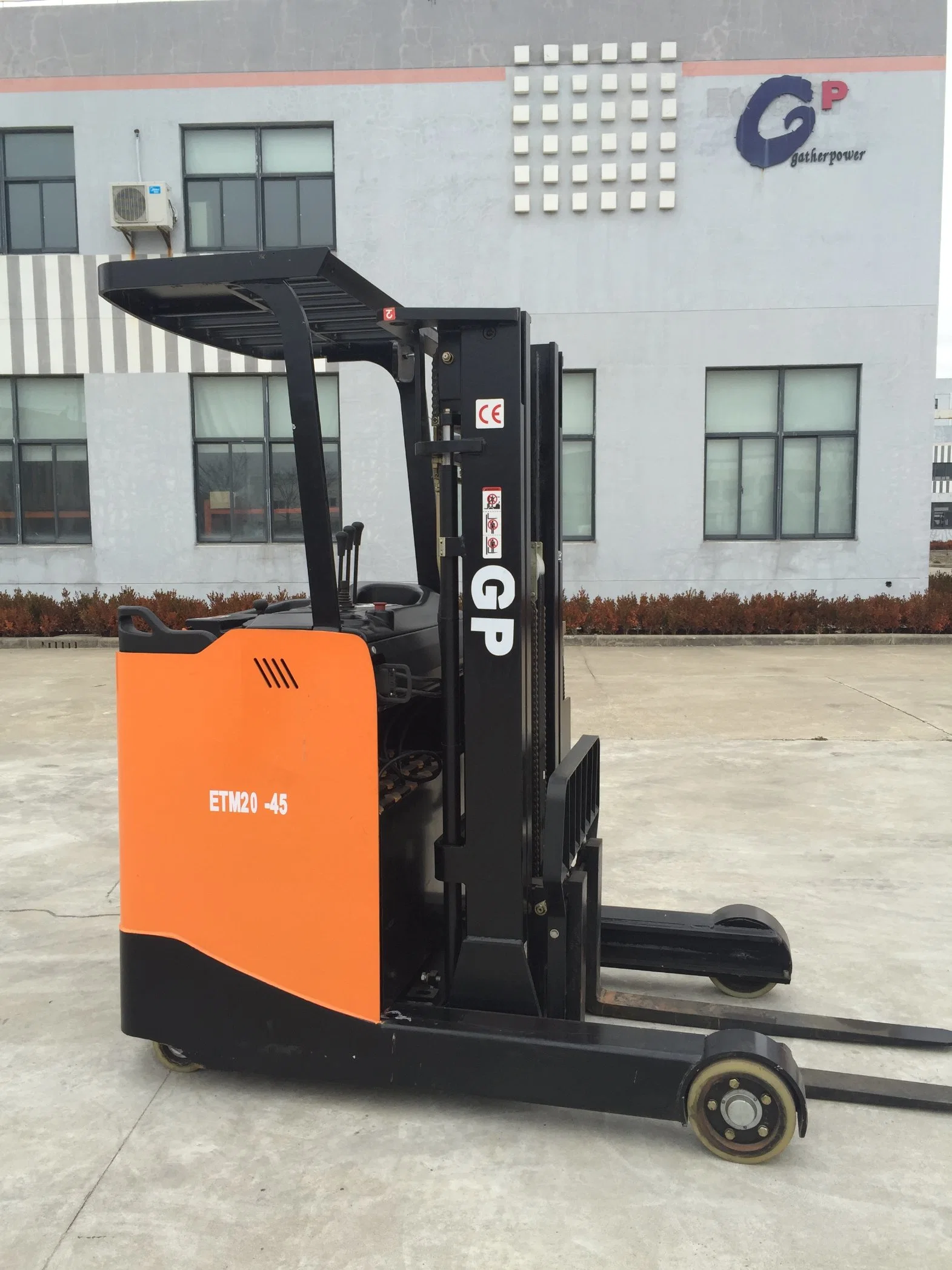 China Gp 1.5t Full Electric Reach Forklift Truck Lifting Height 4000mm (Stand-on)