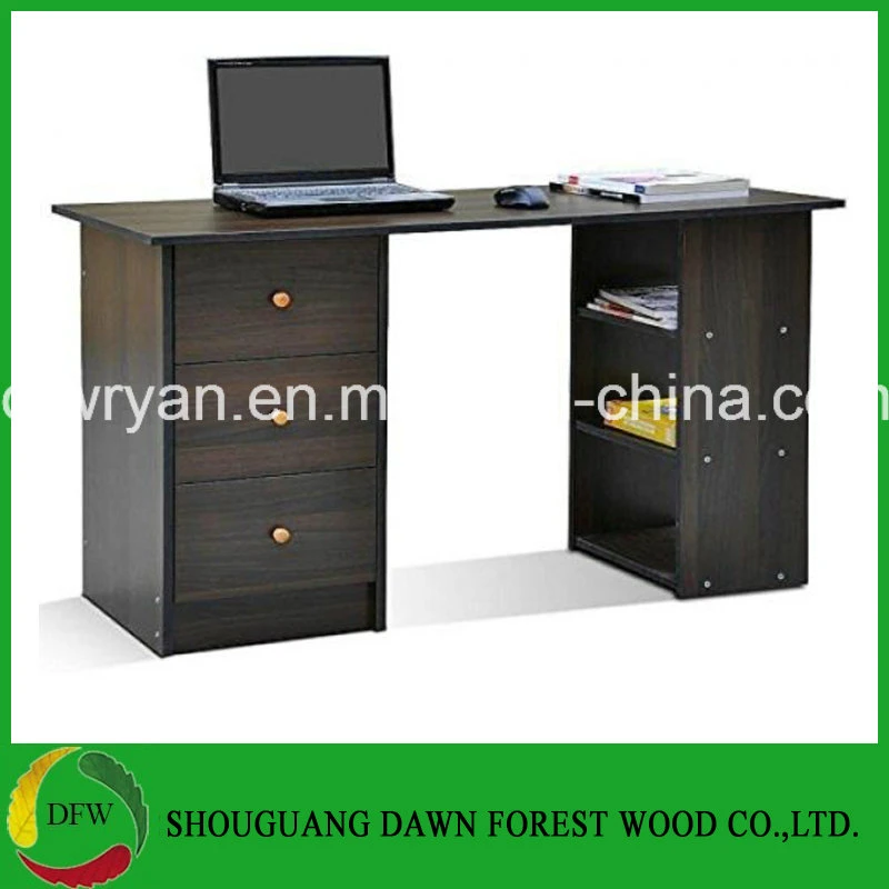 Ordinateur de bureau en bois brun avec des tiroirs de bureau à domicile et étagère de rangement