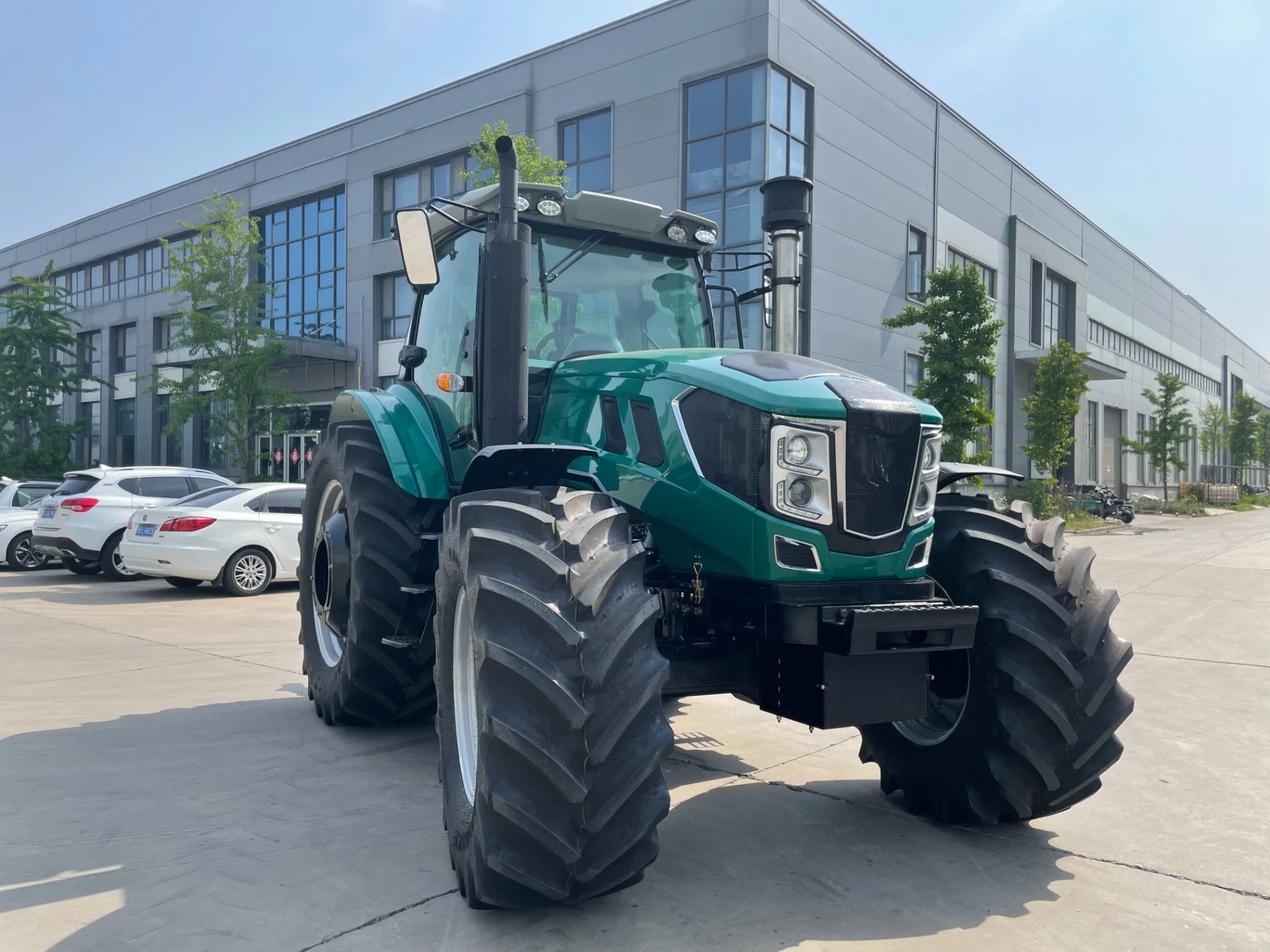 Suministro directo de fábrica de maquinaria agrícola de tractor Fram con motor Yto Euro Cinco de 120HP, 130HP, 150HP, 160HP, 180HP, 200HP, 220HP, 240HP, 260HP, 300HP y tracción a las cuatro ruedas.