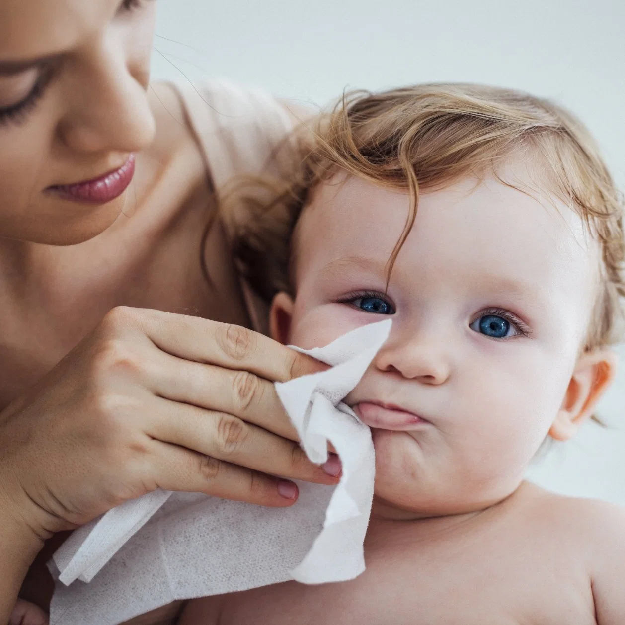 El cuidado del bebé recién nacido de tejido húmedo
