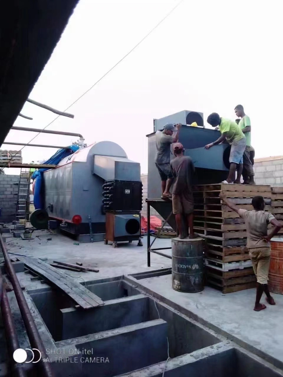 Vente d'usine Chaudière à vapeur à haute pression de 4 tonnes à grille fixe, de type manuel à trois passages, contrôle et fonctionnement sûrs, utilisant la biomasse, le bois, les balles de riz et le charbon.