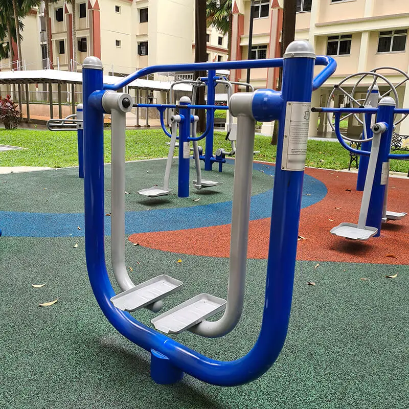 El equipo de gimnasia al aire libre de la bicicleta estacionaria