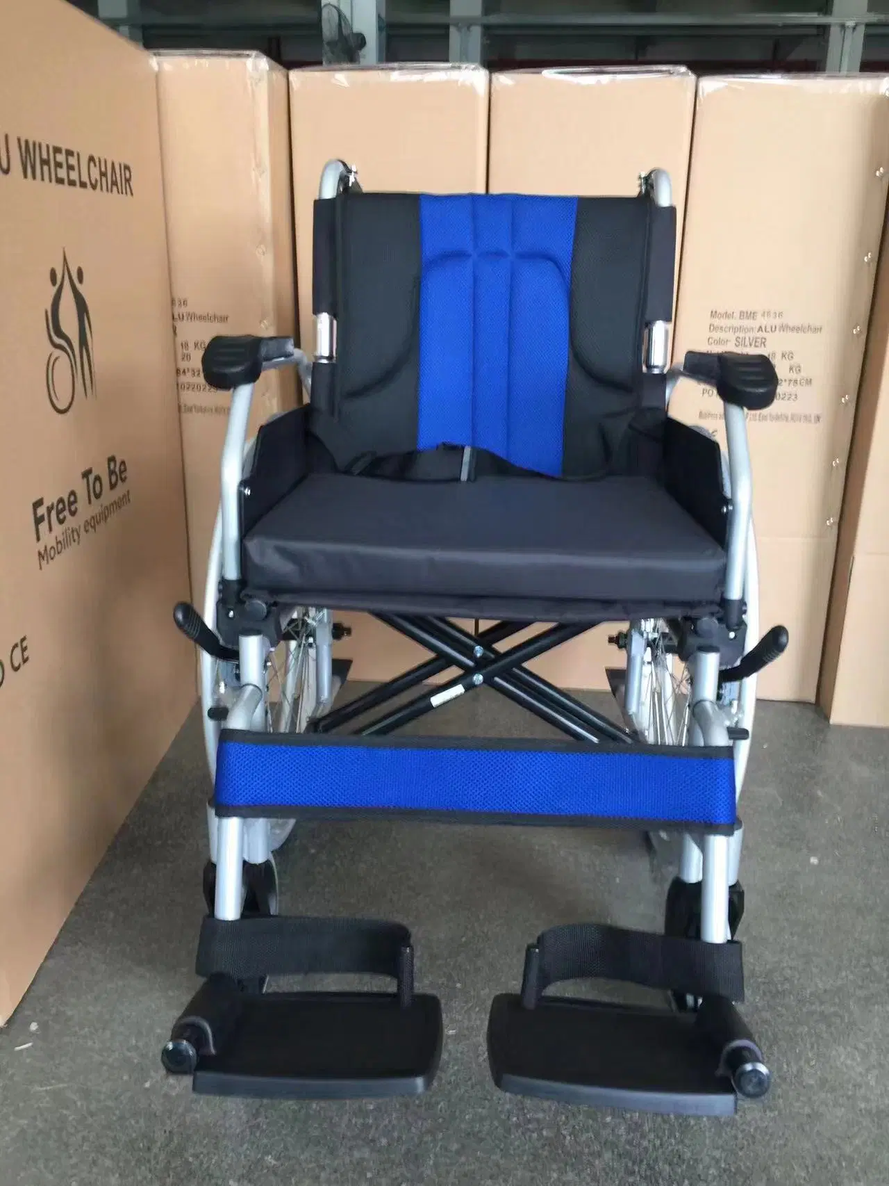 Léger et pliable, fauteuils roulants de transport en fauteuil roulant pour les adultes avec repose-pieds rabattable