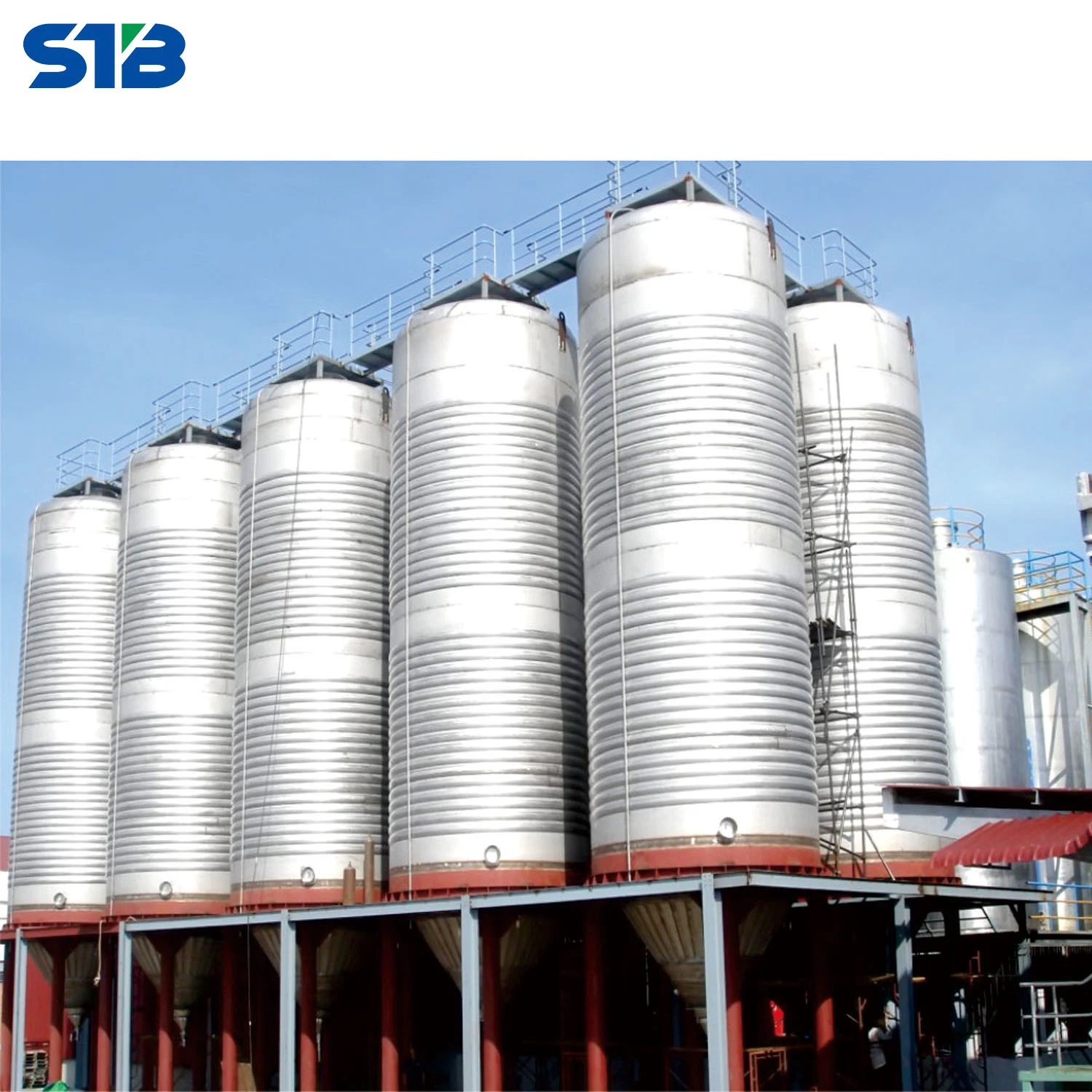 Los silos de leche con el nivel del líquido transmisor de temperatura y