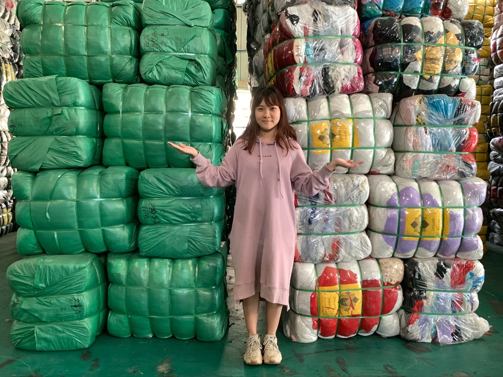 Contenedor de ropa usada niñas en Georgia ropa usada Bales Ropa de las balas 45kg vestido de primera calidad ropa usada de tela usada de UK Bales para Damas