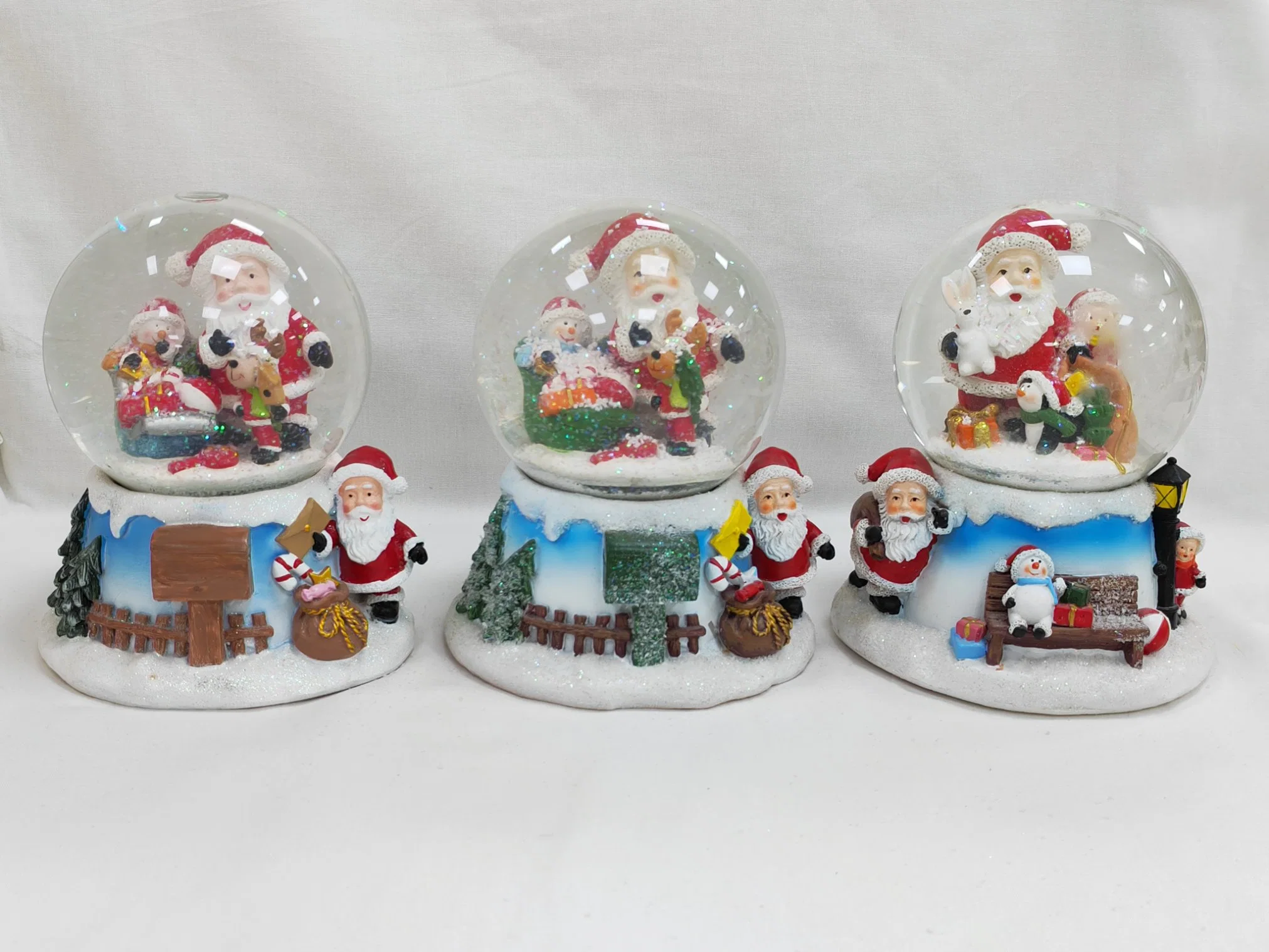 Customized Christmas Water Snow Globe with Inner Sculpture