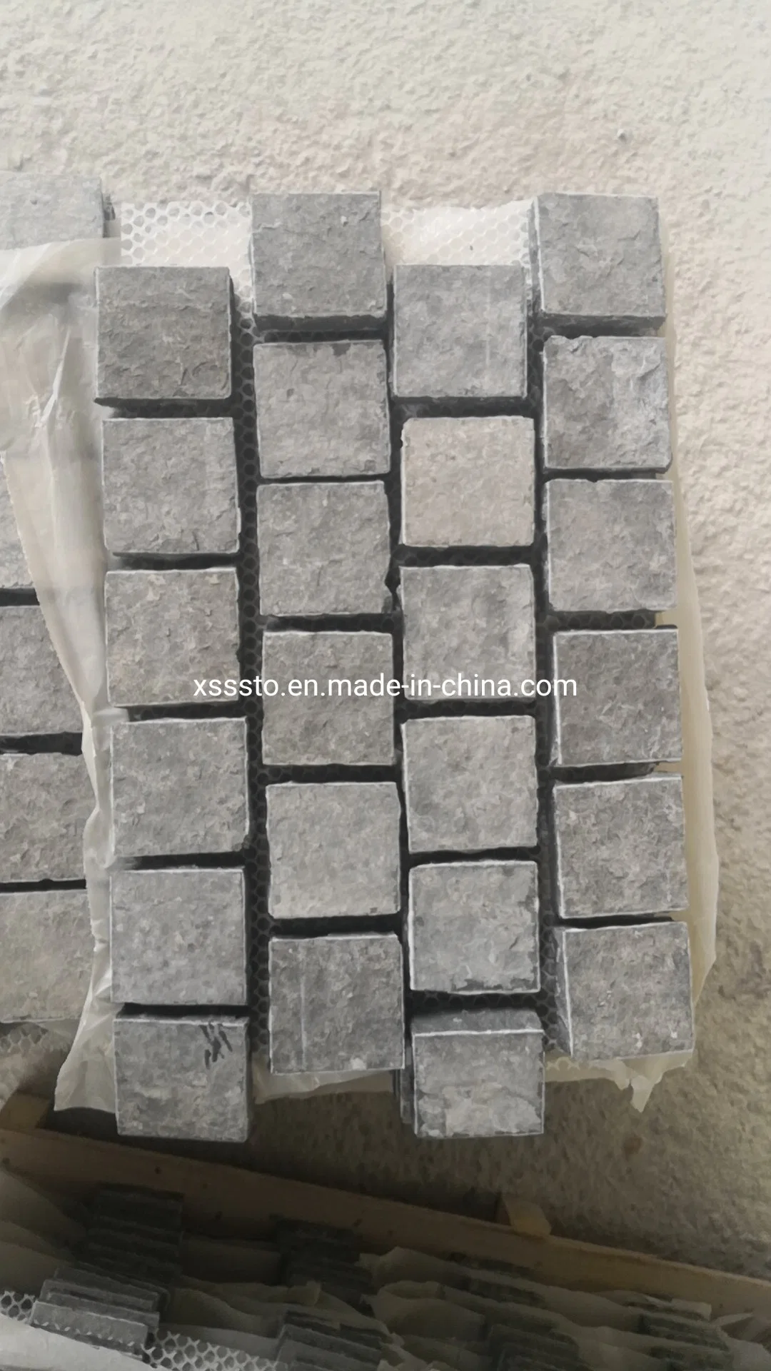 China Natural Zhangpu Black Granite Cube Stone on Mesh