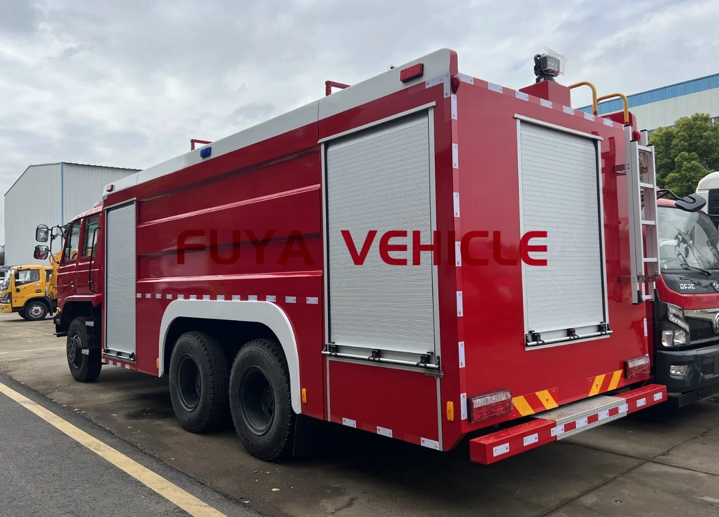 Dongfeng mousse d'eau pour usage intensif combinée 12000litres 12m3 lutte contre les incendies Chariot/camion à moteur d'incendie